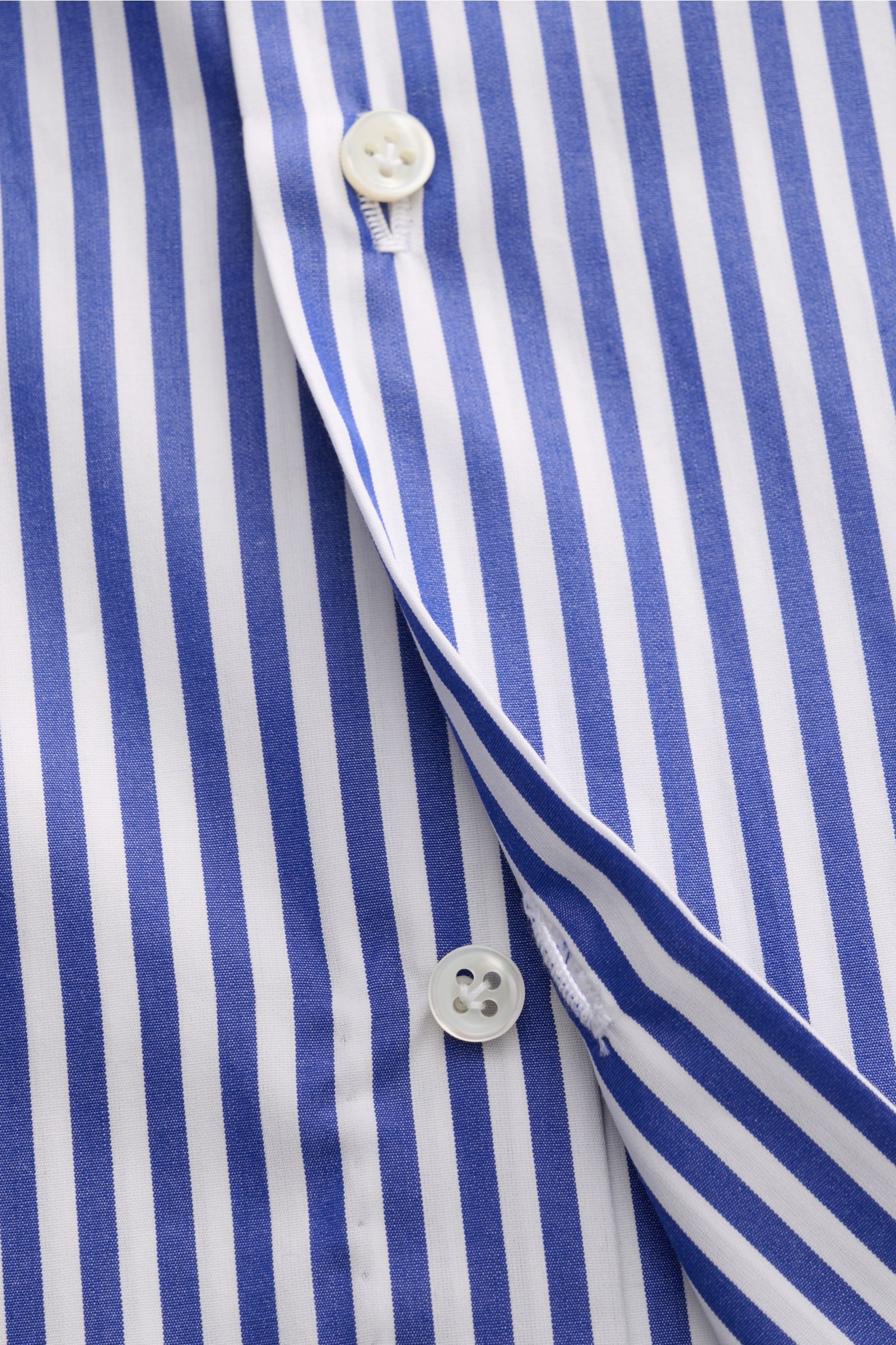 Borrelli Business Hemd 'Luciano' Haifisch-Kragen weiß/dunkelblau gestreift, Detailfoto von Knopfleiste, Popeline aus reiner Baumwolle, leichter Griff, Slim Fit, zeitloses Streifenmuster, französische Knopfleiste mit Perlmuttknöpfen, klassische Sportmansch