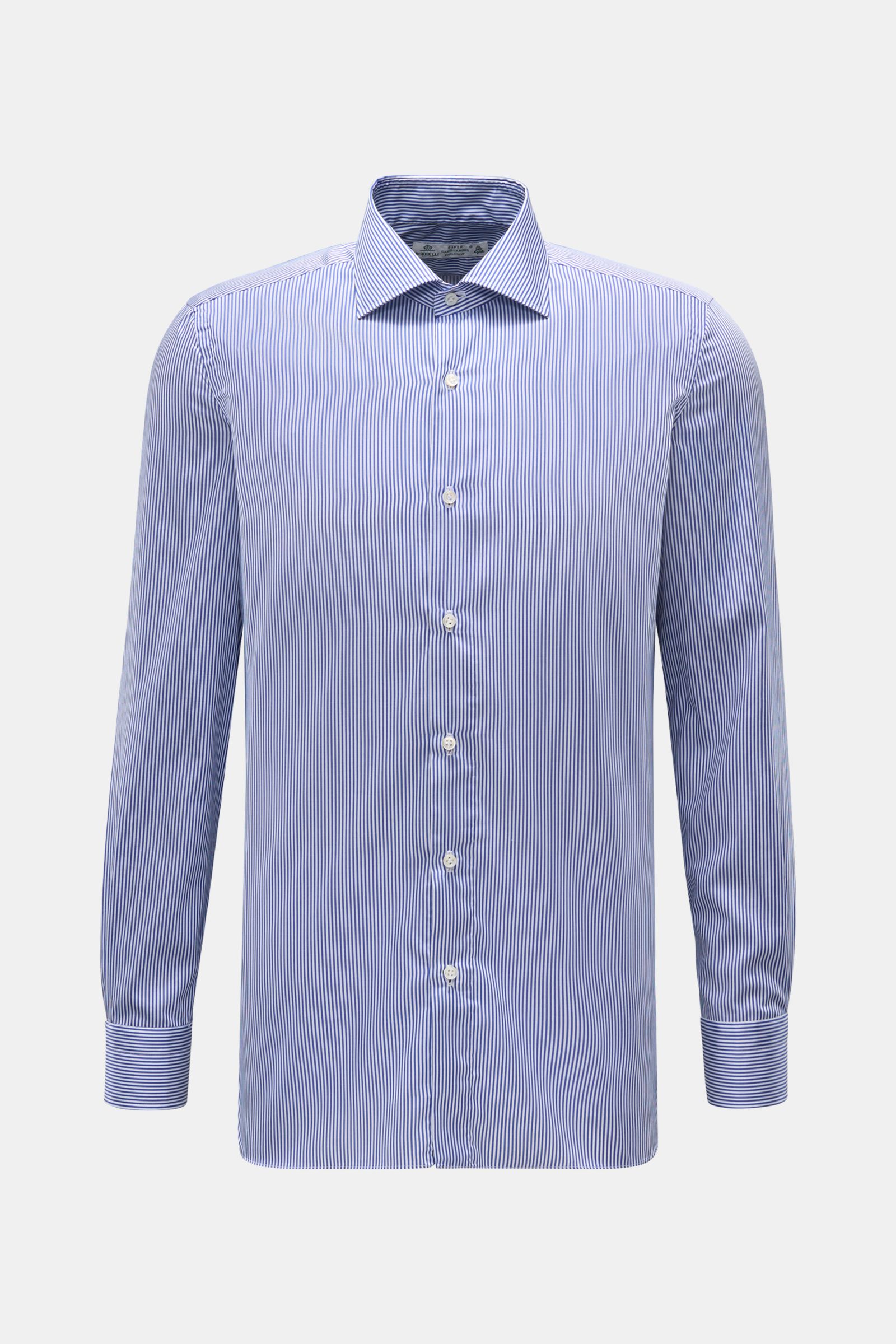 Borrelli Business Hemd 'Luciano' Haifisch-Kragen navy/weiß gestreift, Slim Fit, Popeline aus Baumwolle, glatter Griff, französische Knopfleiste, Sportmanschette, gerundeter Saum, frontale Ansicht.