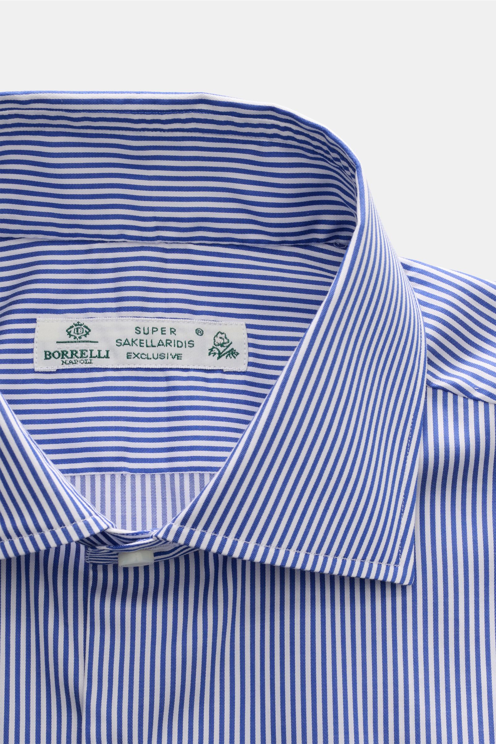 Borrelli Business Hemd 'Luciano' Haifisch-Kragen navy/weiß gestreift, Popeline Baumwolle, Slim Fit, glatter Griff, französische Knopfleiste, Sportmanschette, gerundeter Saum, Nahaufnahme von oben.