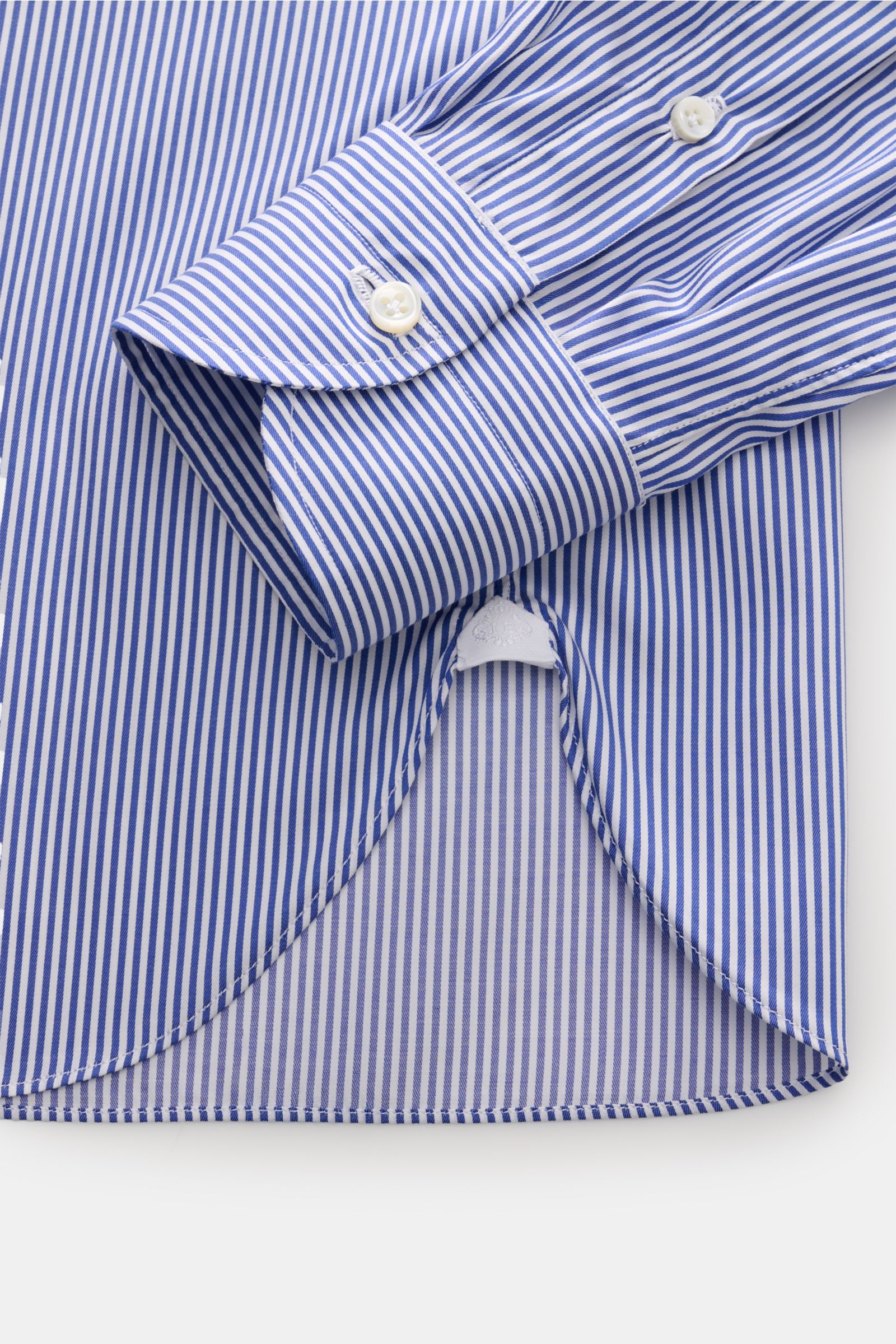 Borrelli Business Hemd 'Luciano' Haifisch-Kragen navy/weiß gestreift, Detailaufnahme Saum und Manschette, Popeline reine Baumwolle, leichter Griff, Slim Fit, französische Knopfleiste, klassische Sportmanschette, gerundeter Saumverlauf.