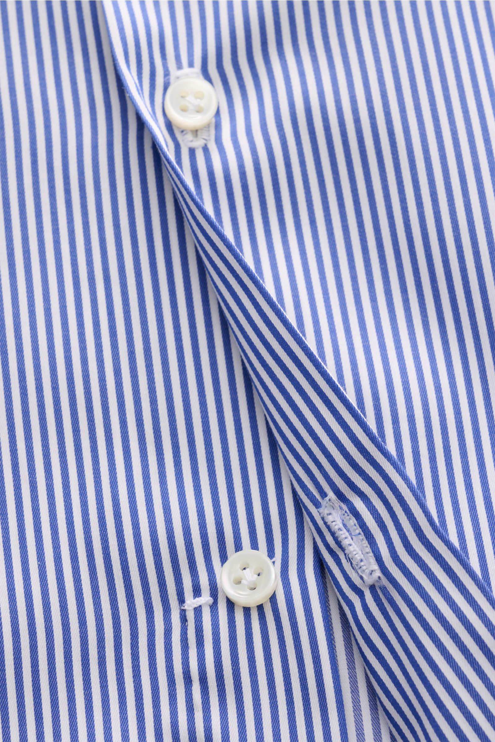 Borrelli Business Hemd 'Luciano' Haifisch-Kragen navy/weiß gestreift, Nahaufnahme von Knopfleiste und Perlmuttknöpfen, Popeline aus reiner Baumwolle, leichter Griff, Slim Fit, klassischer Sportmanschette, gerundeter Saum.
