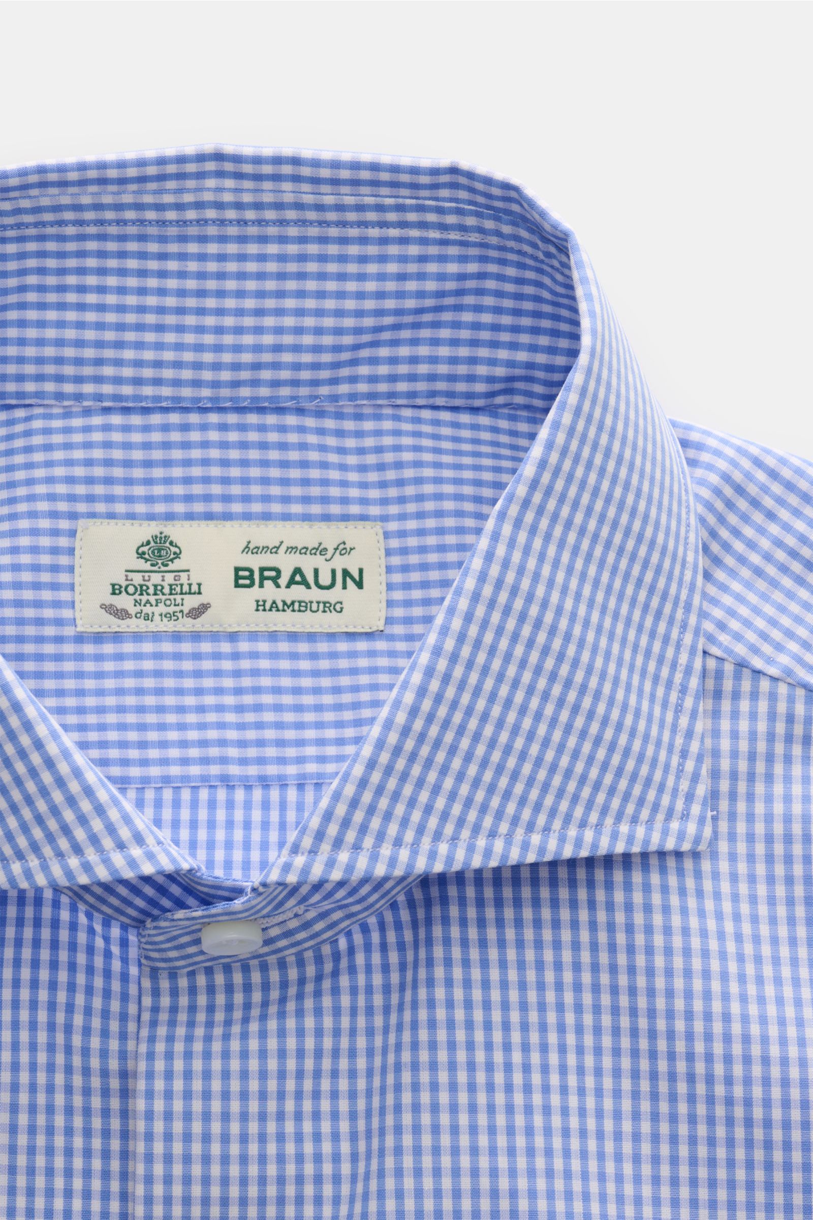 Close-up front view of Borrelli Business shirt 'Nando' shark collar blue/white checked, pure cotton popeline, light smooth touch, classic striped pattern, slim fit, French button placket with mother-of-pearl buttons, classic barrel cuffs, rounded hem.