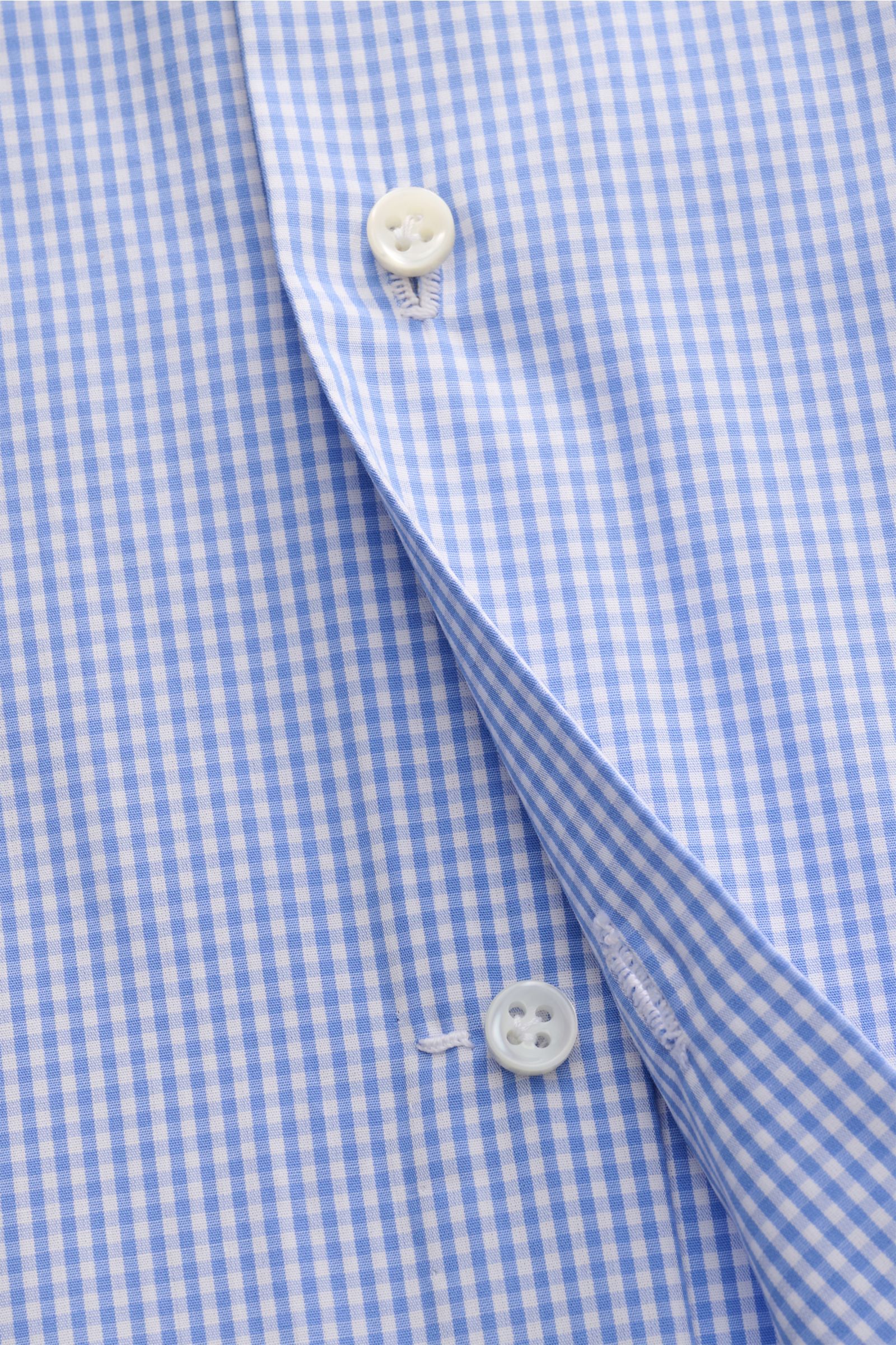 Close-up front view of Borrelli Business shirt 'Nando' shark collar blue/white checked showing pure cotton popeline fabric with a light, smooth touch, classic striped pattern, slim fit, French button placket with mother-of-pearl buttons, classic barrel cu