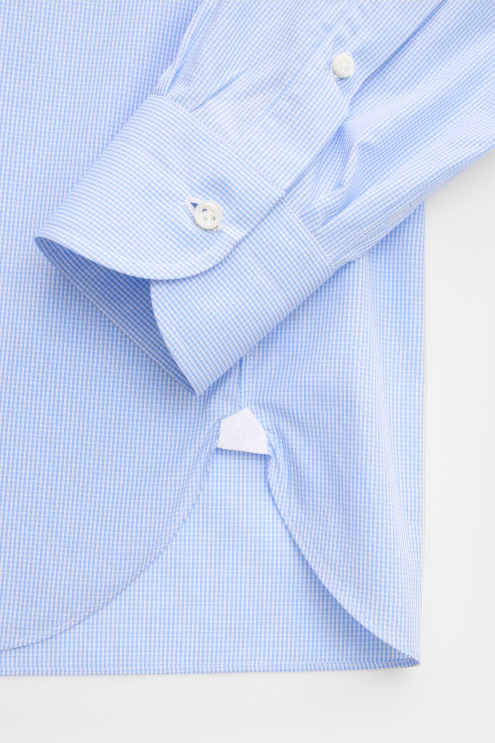Borrelli Business Hemd 'Nando' Haifisch-Kragen hellblau/weiß kariert, Popeline, leichter Griff, Slim Fit, Manschette, Saum, Detailansicht von unten.