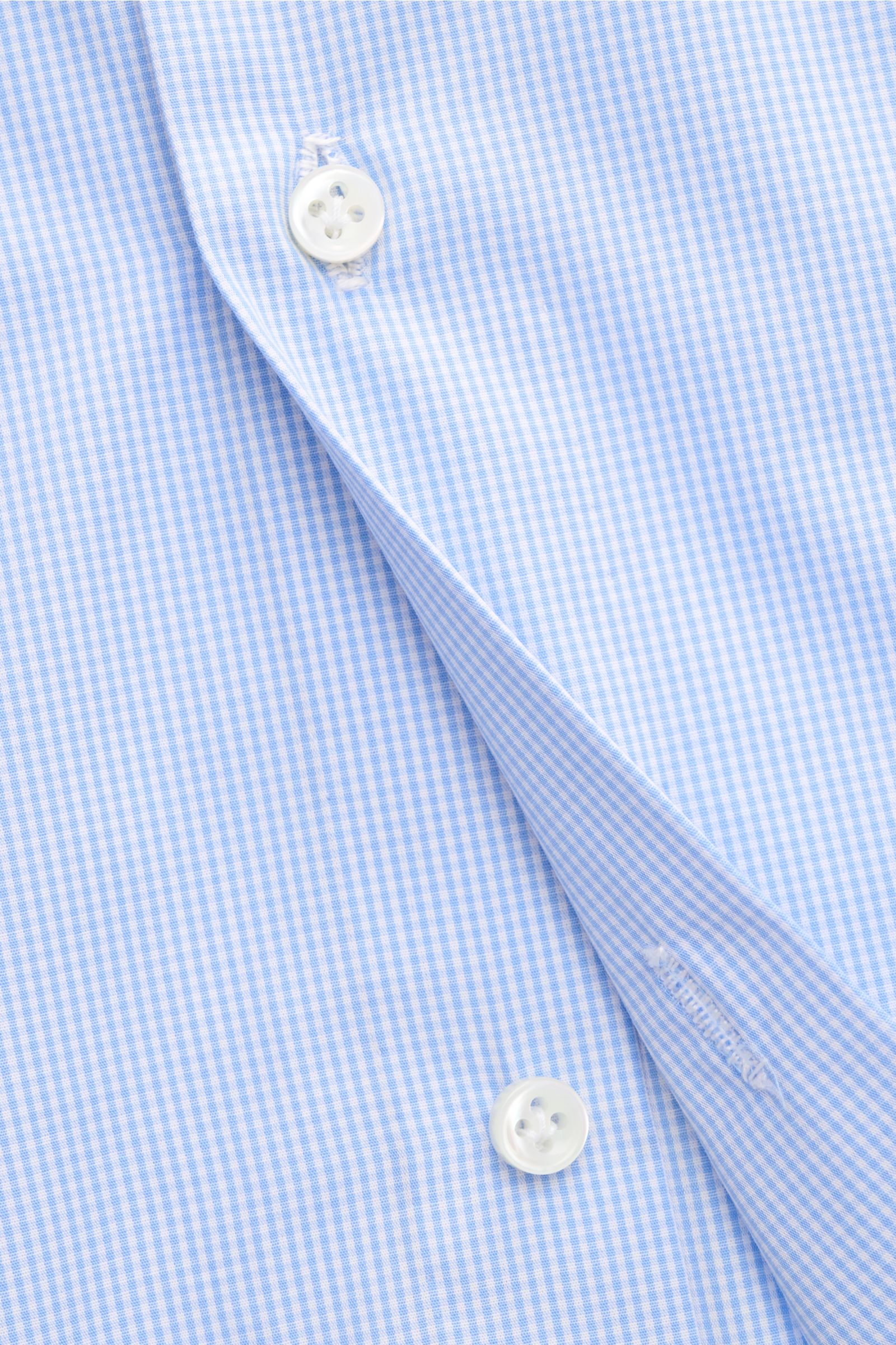 Nahaufnahme des Borrelli Business Hemd 'Nando' Haifisch-Kragen hellblau/weiß kariert mit Popeline aus reiner Baumwolle, leichtem, glattem Griff, feinem Karomuster, Slim Fit, französischer Knopfleiste mit Perlmuttknöpfen, klassischer Sportmanschette und ge