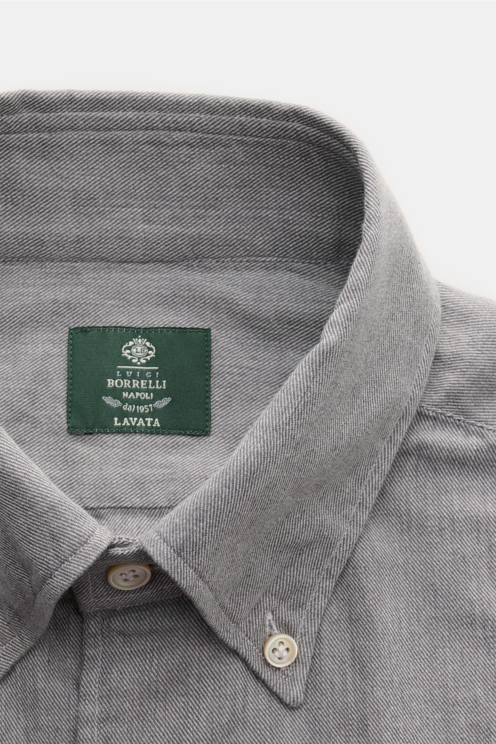 Borrelli Casual Hemd 'Gable' Kent-Kragen grau meliert, Twill aus reiner Baumwolle, weicher Griff, Slim Fit, Kent-Kragen, Perlmuttknöpfe, Sportmanschette, Rückenpasse, Taillenabnäher, gerundeter Saum, Nahaufnahme von oben.