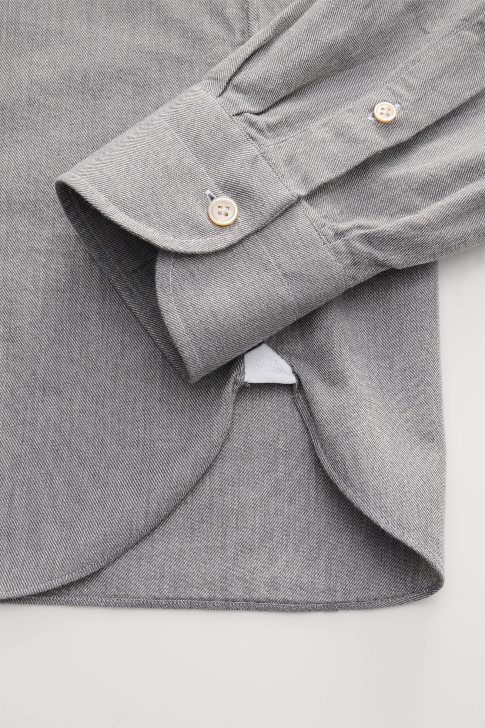 Borrelli Casual Hemd 'Gable' Kent-Kragen grau meliert, Detailaufnahme von Manschette und Saum, Twill aus reiner Baumwolle, weicher Griff, Slim Fit, französische Knopfleiste mit Perlmuttknöpfen, klassische Sportmanschette, schmale Rückenpasse, rückwärtige 