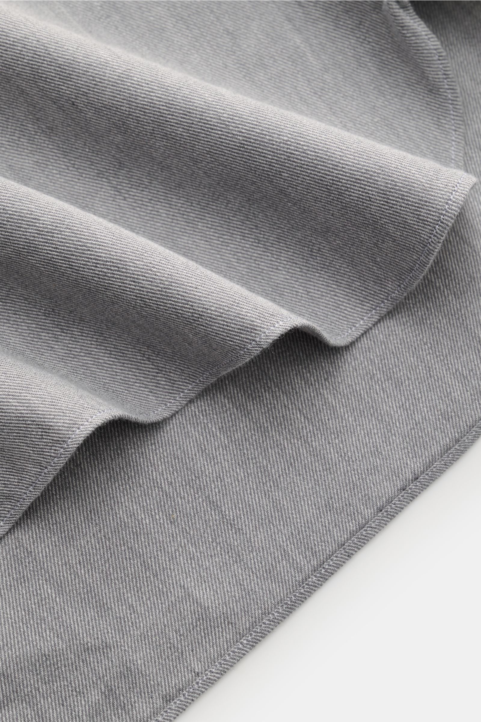 Borrelli Casual Hemd 'Gable' Kent-Kragen grau meliert, Nahaufnahme Twill reine Baumwolle, weicher Griff, Slim Fit, französische Knopfleiste, Sportmanschette, Rückenpasse, Taillenabnäher, gerundeter Saum, Stoffdetail von oben.