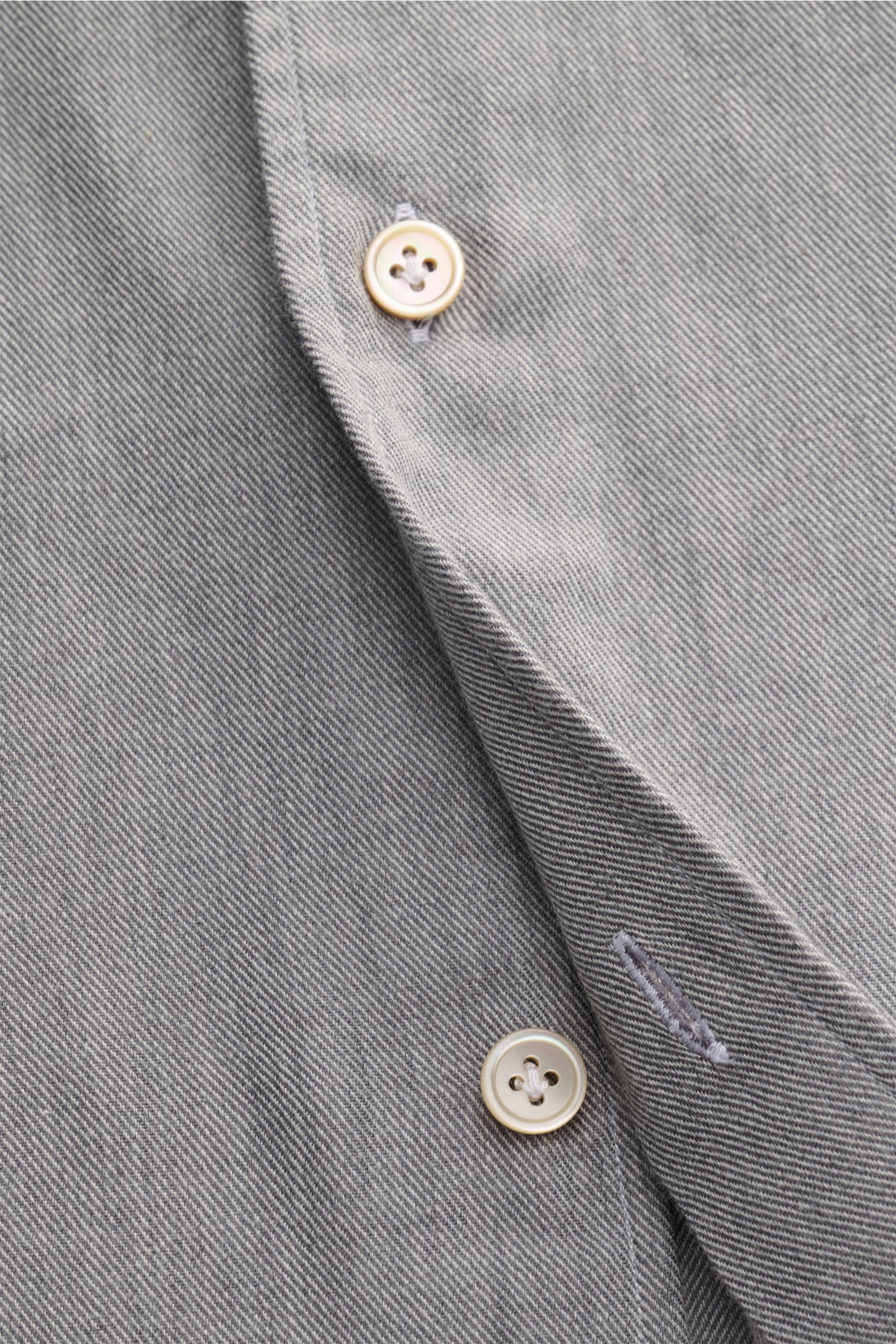 Nahaufnahme des Borrelli Casual Hemds 'Gable' Kent-Kragen grau meliert, Twill aus reiner Baumwolle, weicher Griff, Slim Fit, französische Knopfleiste mit Perlmuttknöpfen, klassische Sportmanschette, schmale Rückenpasse, rückwärtige Taillenabnäher, gerunde