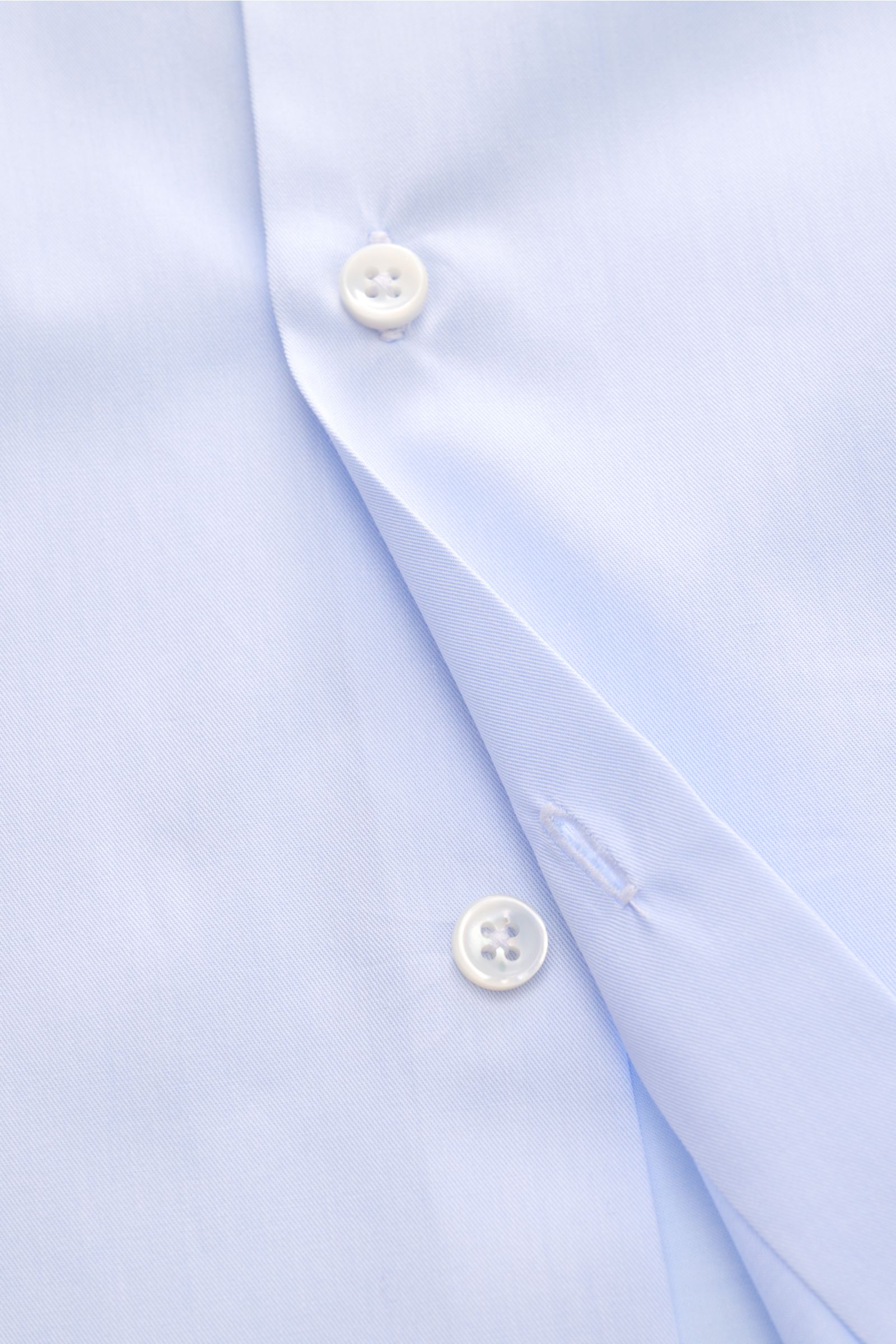 Nahaufnahme von hellblauem BRAUN Hamburg Business Hemd Haifisch-Kragen aus feiner Baumwoll-Gabardine, glatter Griff, Extra Slim Fit, französischer Knopfleiste, klassischer Sportmanschette und gerundetem Saum.