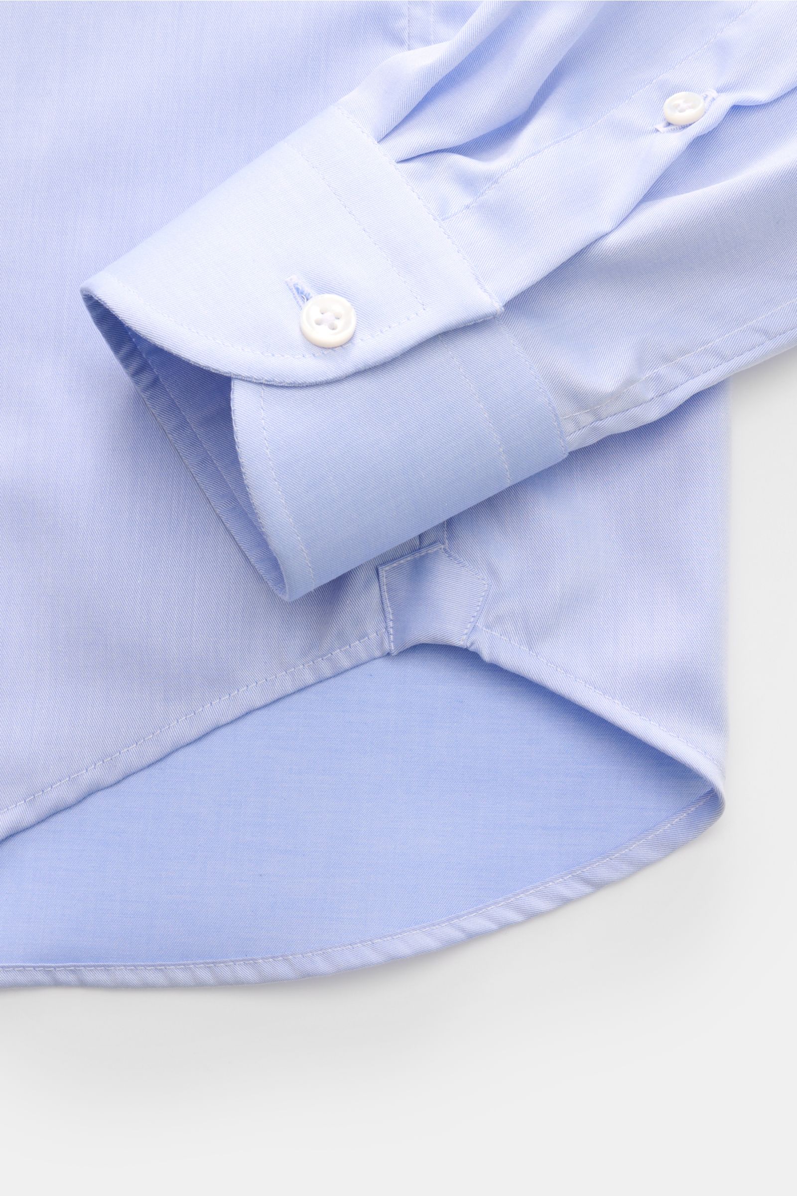 BRAUN Hamburg Business Hemd Haifisch-Kragen hellblau, Detailaufnahme von Manschette und Saum, feiner Baumwoll-Gabardine, weicher Griff, Extra Slim Fit, französische Knopfleiste, klassische Sportmanschette, rückwärtige Taillenabnäher, gerundeter Saumverlau
