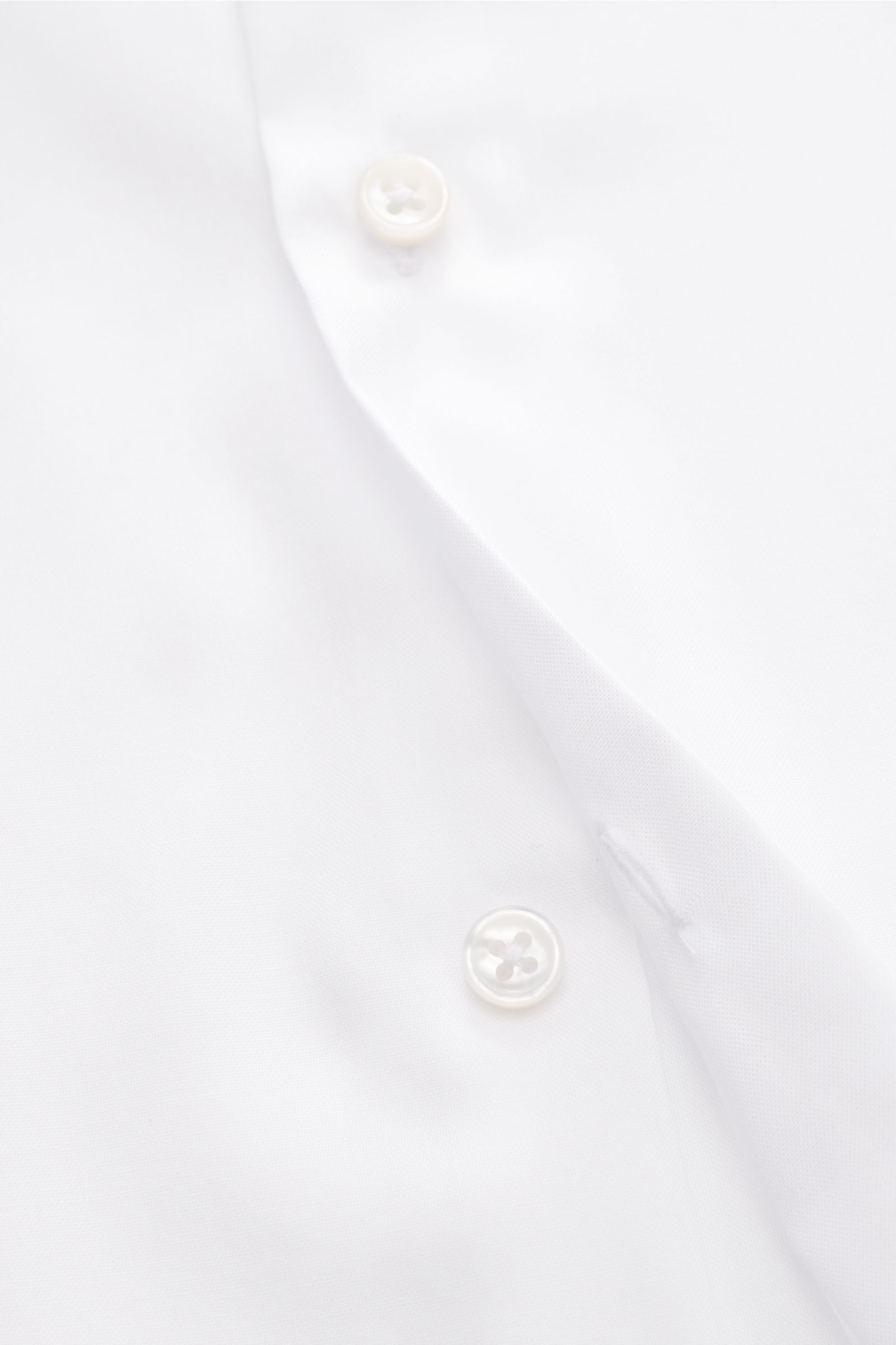 BRAUN Hamburg Business Hemd Haifisch-Kragen weiß, Detailansicht von Knopfleiste, feiner Pinpoint aus Baumwolle, glatter Griff, Extra Slim Fit.