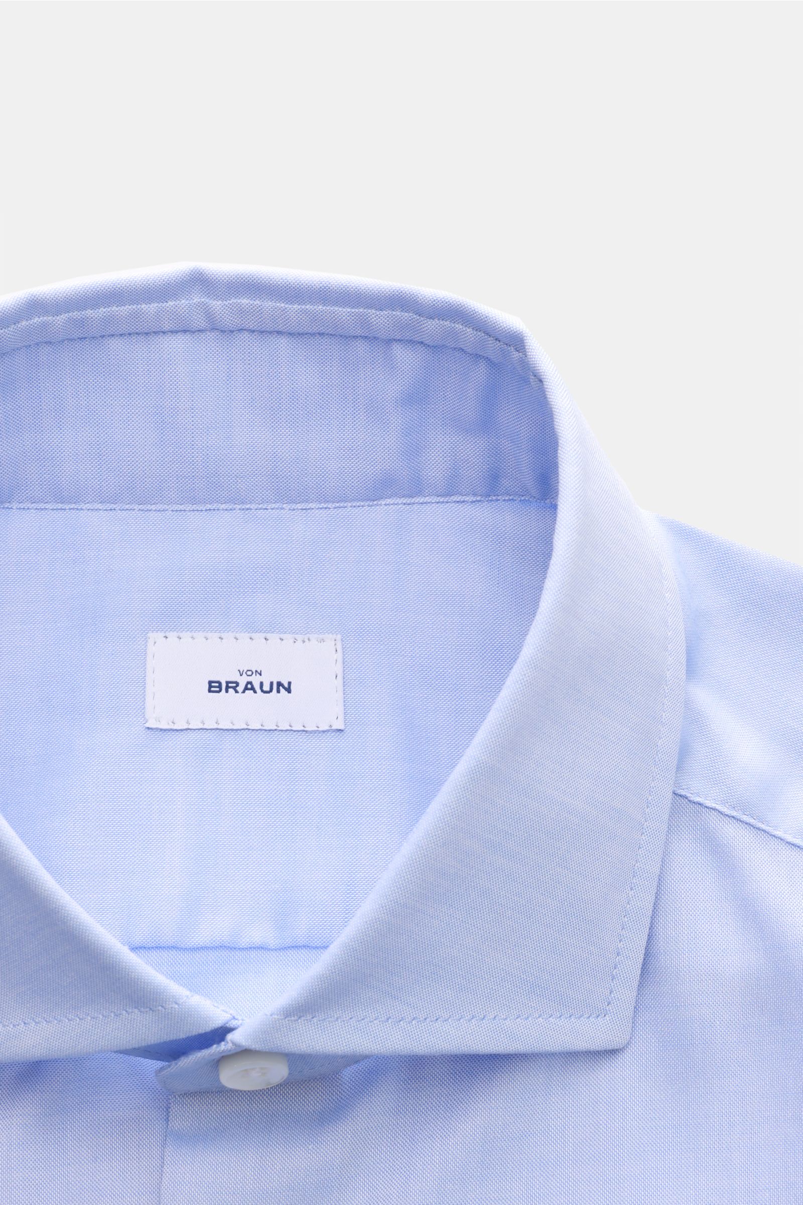 BRAUN Hamburg Business Hemd Haifisch-Kragen hellblau, Nahaufnahme von oben, feiner Baumwoll-Gabardine, weicher Griff, Extra Slim Fit, französische Knopfleiste.