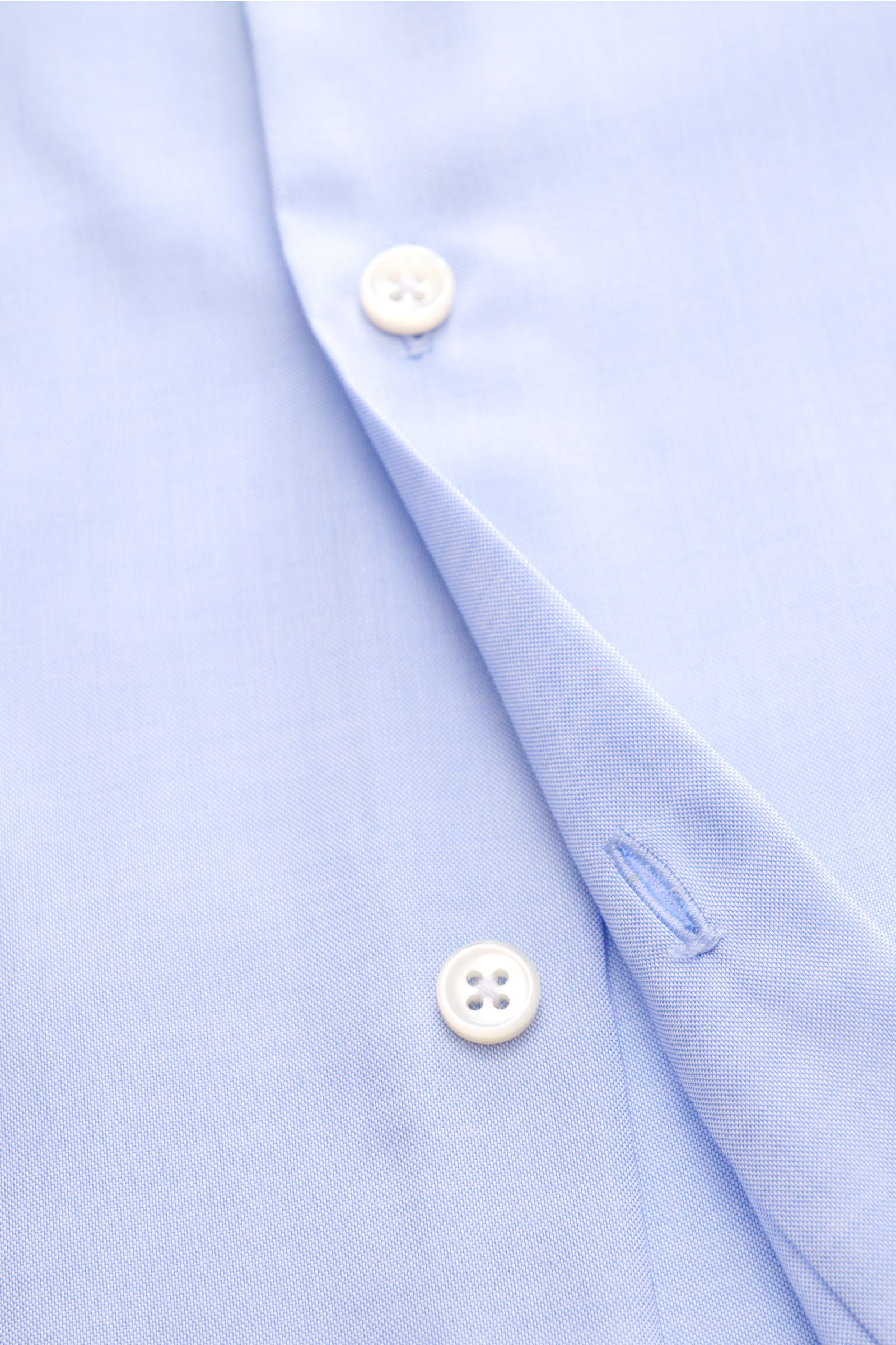 Nahaufnahme eines hellblauen BRAUN Hamburg Business Hemd Haifisch-Kragen mit feiner Gabardine aus Baumwolle, weichem Griff, Extra Slim Fit, französischer Knopfleiste, klassischer Sportmanschette, rückwärtigen Taillenabnähern und gerundetem Saumverlauf, fo