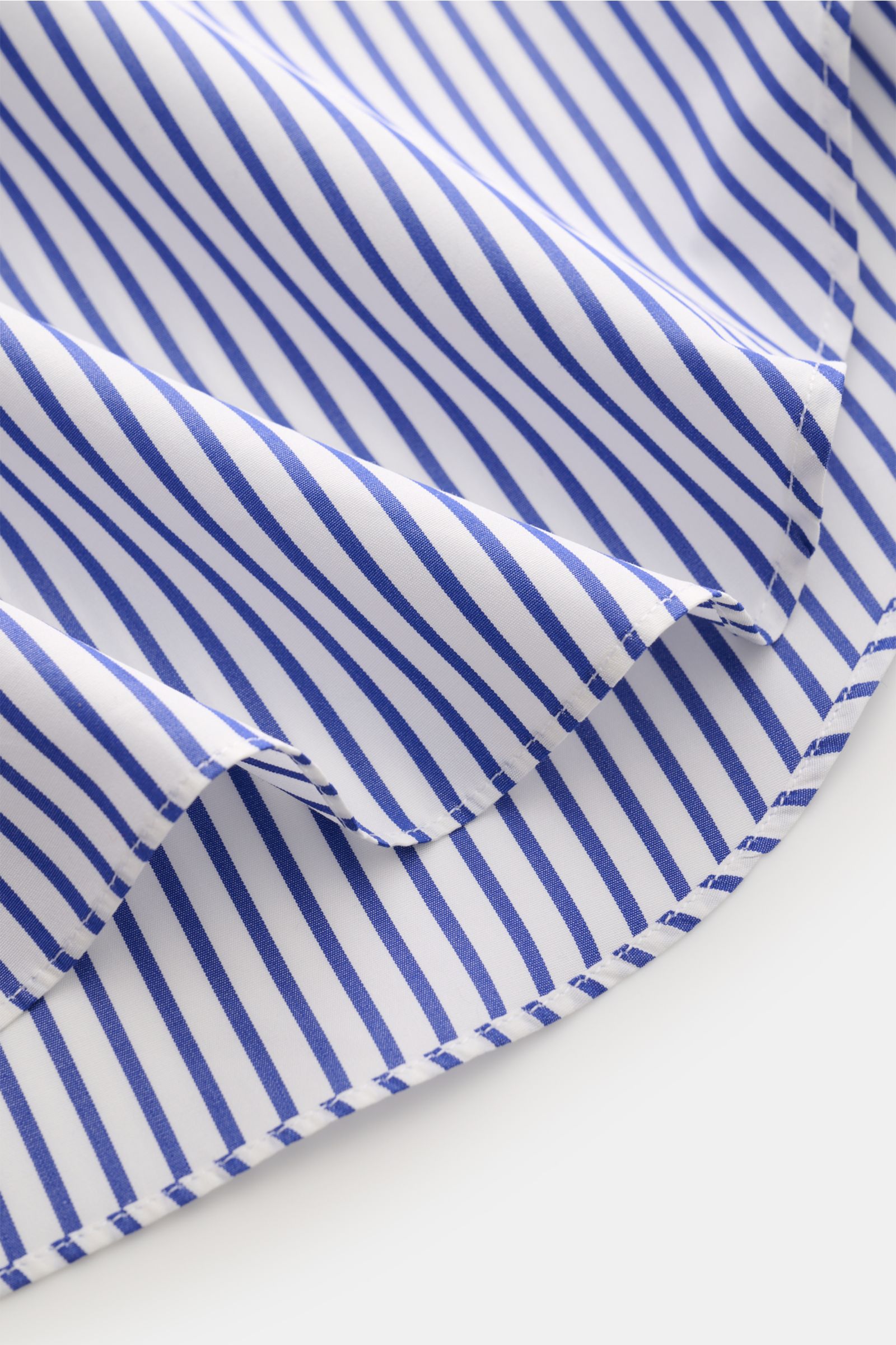 Close-up front view of the Finamore Business shirt 'Sergio Napoli' shark collar blue/white striped, showing thin stripes and fine weave. Outstanding craftsmanship with an Italian sense of style: A subtle striped design and a slim silhouette give the busin