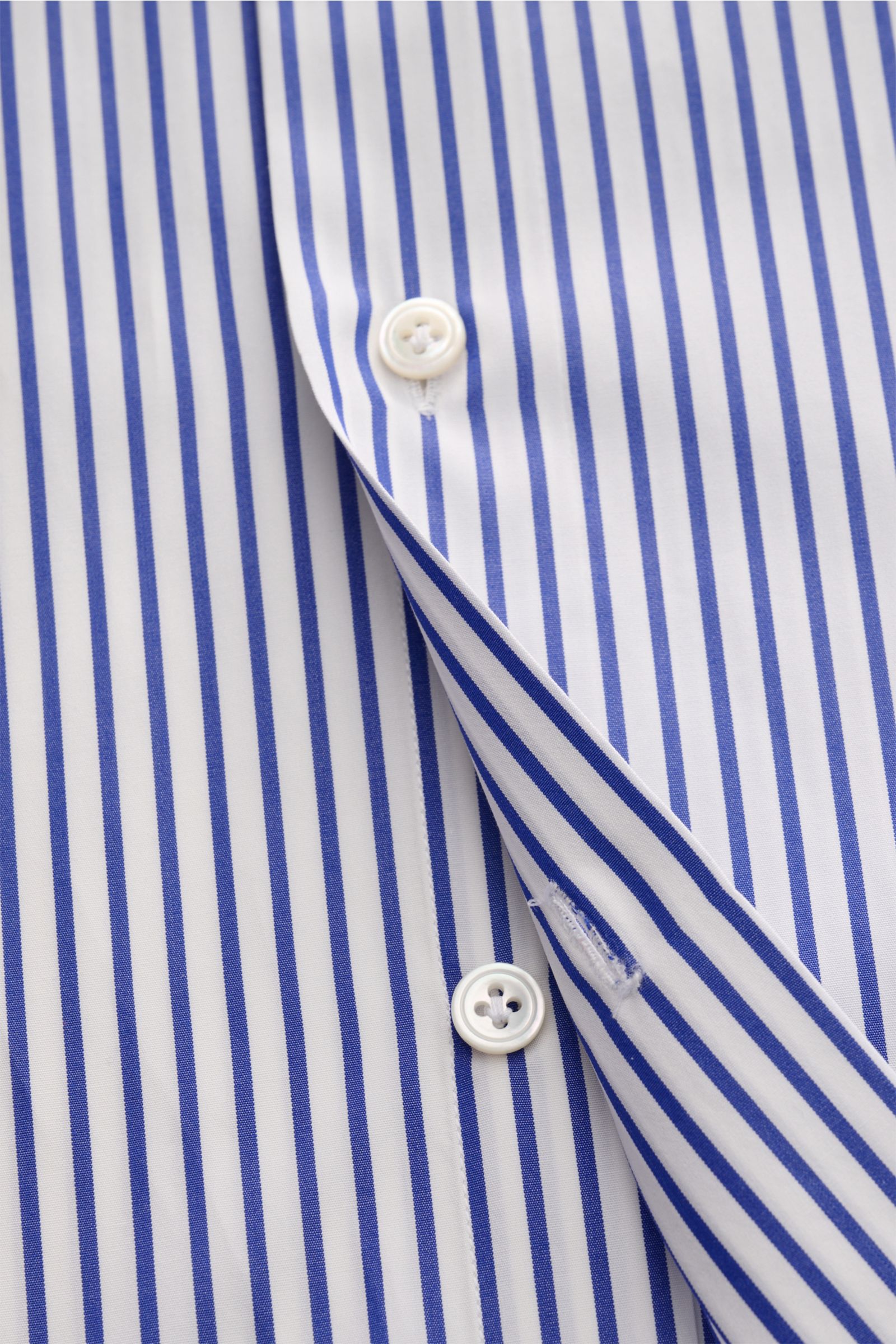 Finamore Business shirt 'Sergio Napoli' shark collar blue/white striped shown in close-up from front, pure cotton with thin stripes, slim fit, soft feel, fine weave, extra-long sleeves, French button placket, classic barrel cuffs, rounded hem. Outstanding