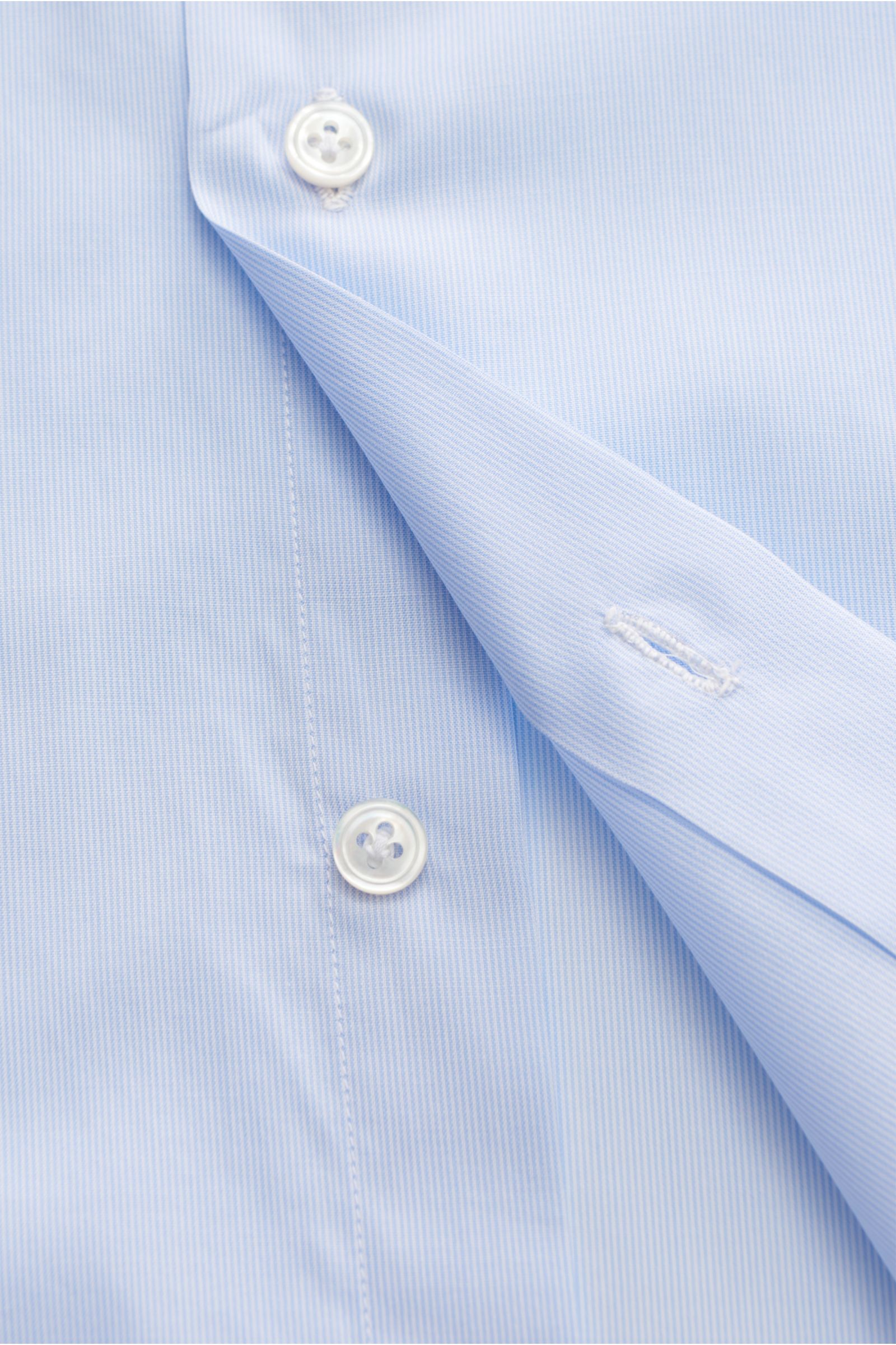Close-up front view of the Finamore Business Hemd 'Sergio Napoli' Haifisch-Kragen hellblau/weiß gestreift, showing fine blue and white stripes, smooth popeline cotton fabric, white buttons, and buttonhole details. Zeitloser Klassiker aus feiner Baumwolle: