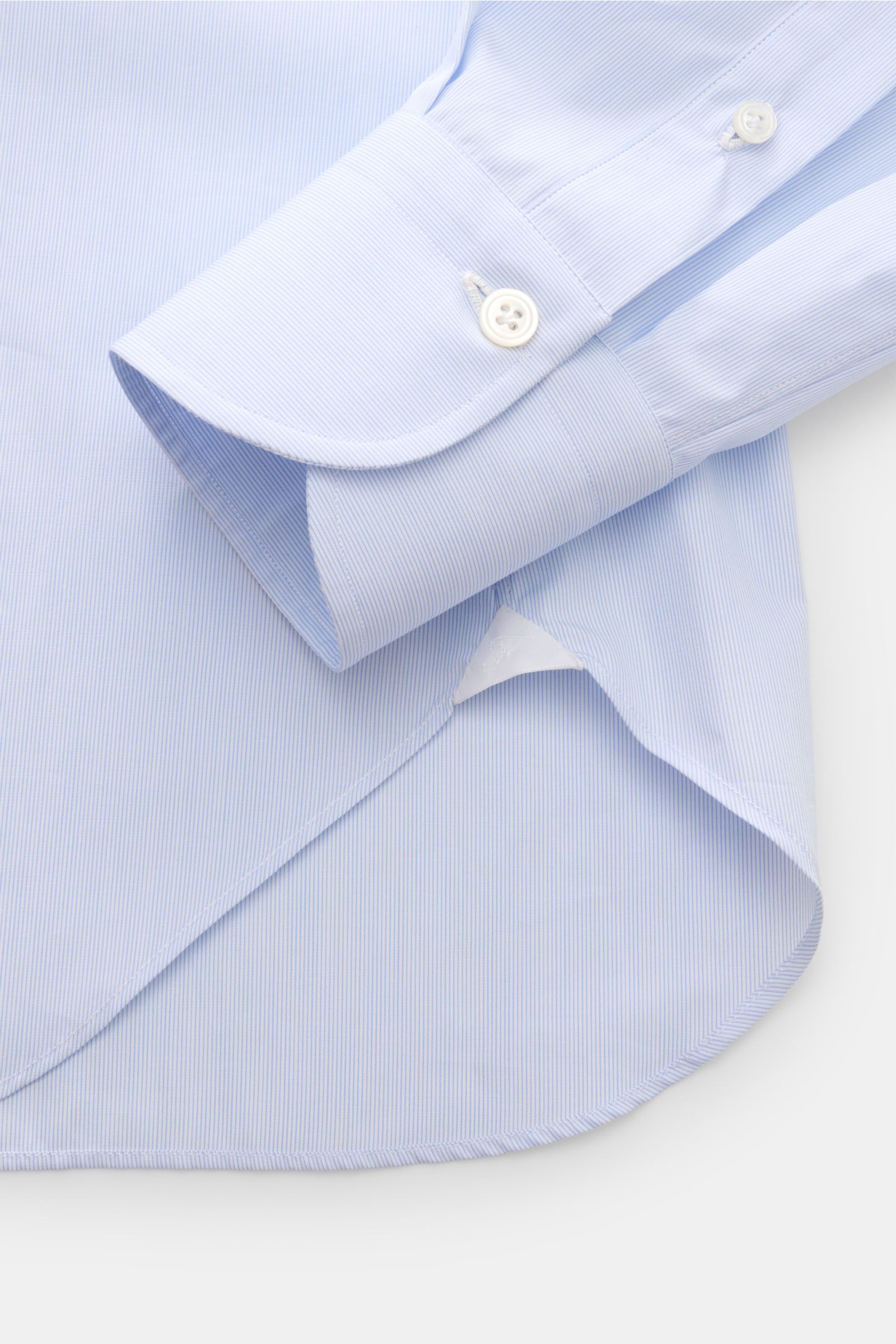 Finamore Business Hemd 'Rodi Napoli' Kent-Kragen hellblau/weiß gestreift, Slim Fit, extralange Ärmel, Sportmanschette, gerundeter Saum, Detailansicht von oben.
