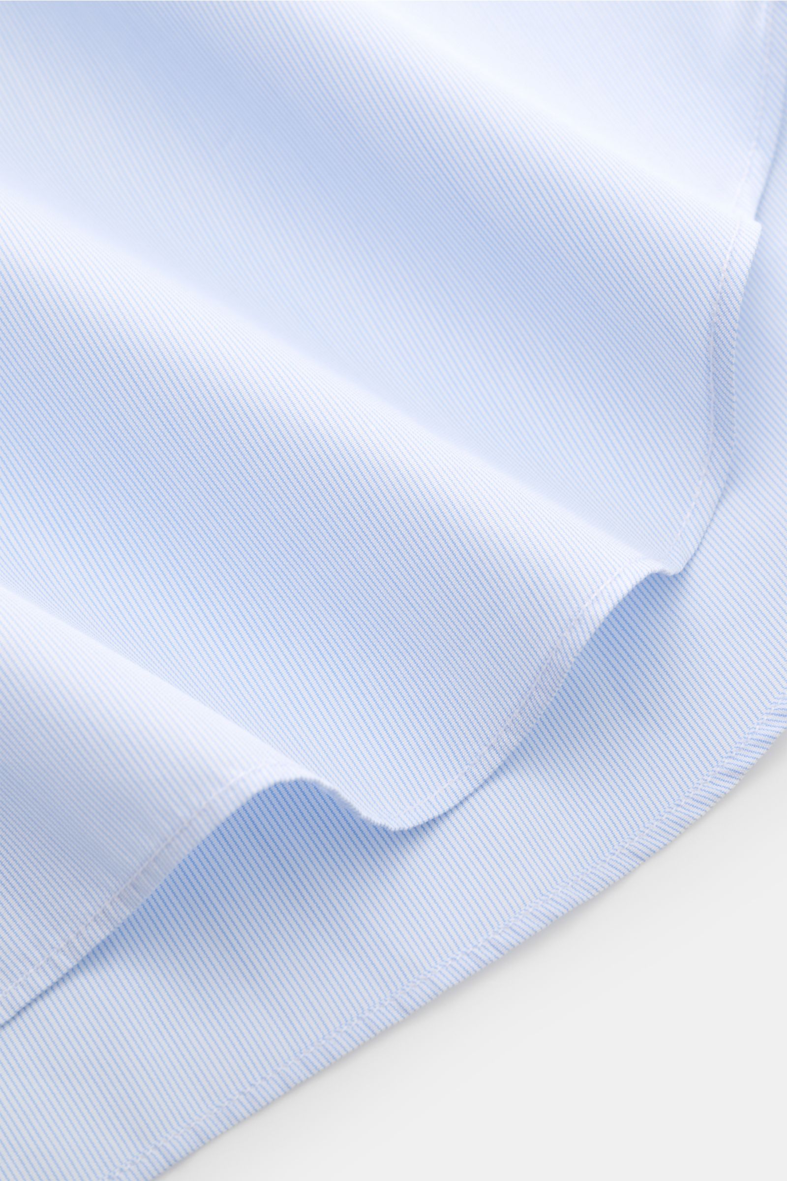 Finamore Business Hemd 'Rodi Napoli' Kent-Kragen hellblau/weiß gestreift, Detailaufnahme des gerundeten Saums aus feiner Baumwoll-Gabardine.