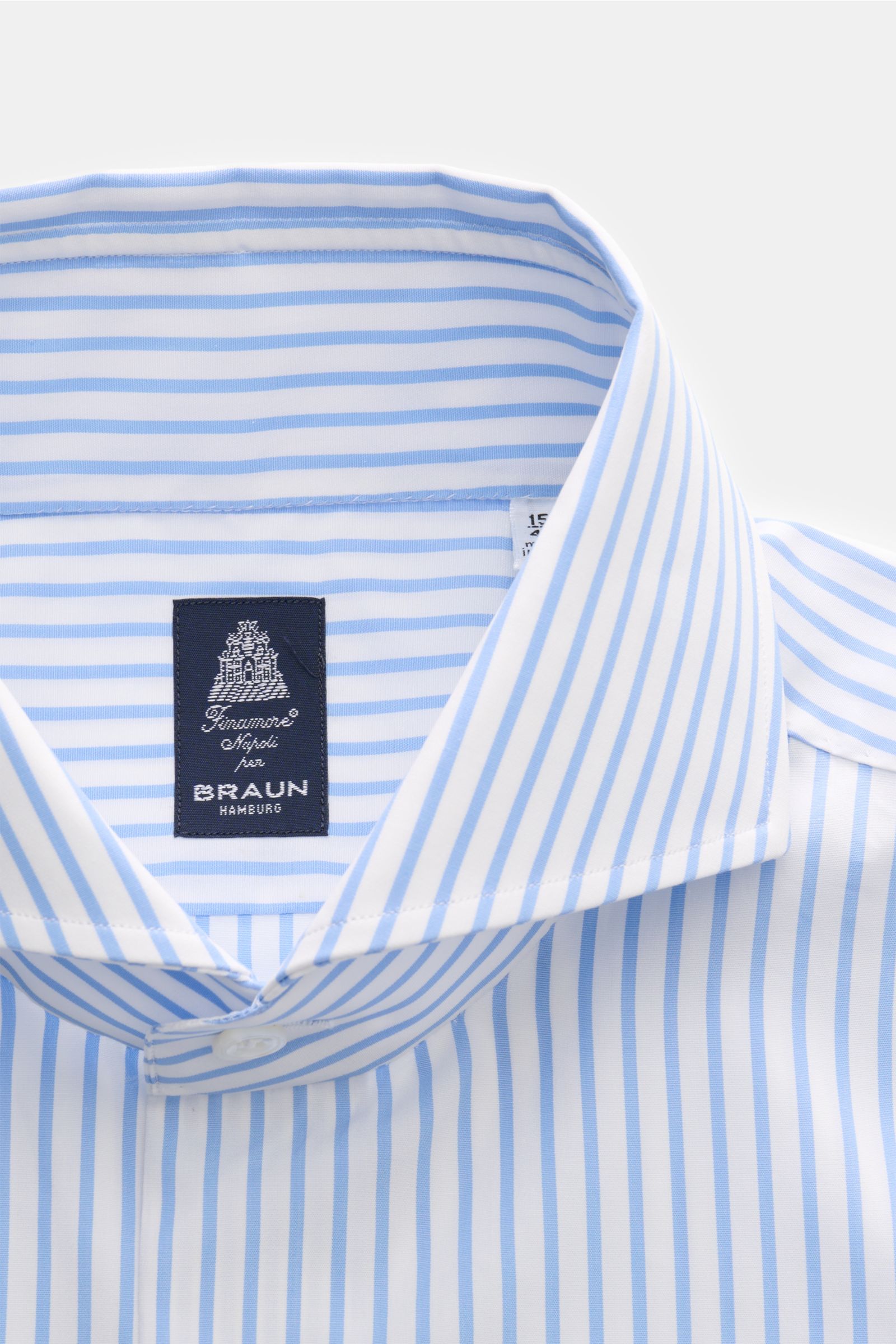 Finamore Business Hemd 'Sergio Napoli' Haifisch-Kragen hellblau/weiß gestreift, Popeline, Regular Fit, glatter Griff, französische Knopfleiste, Sportmanschette, gerundeter Saum, Nahaufnahme von oben.
