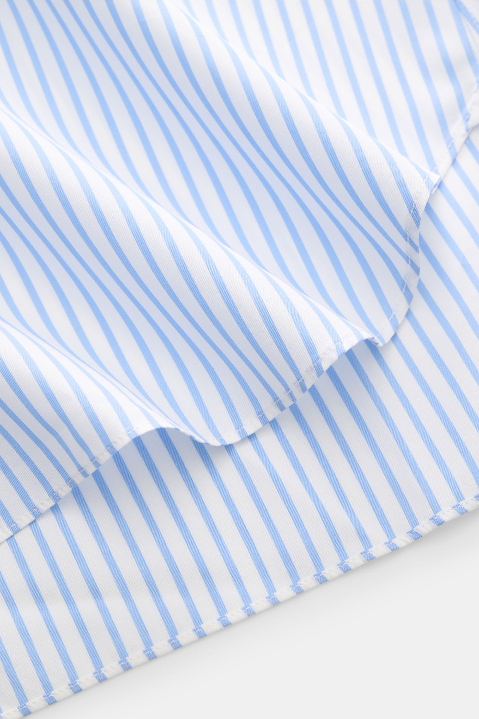 Finamore Business Hemd 'Sergio Napoli' Haifisch-Kragen hellblau/weiß gestreift, Detailansicht des gerundeten Saums aus Popeline-Baumwolle, Regular Fit.