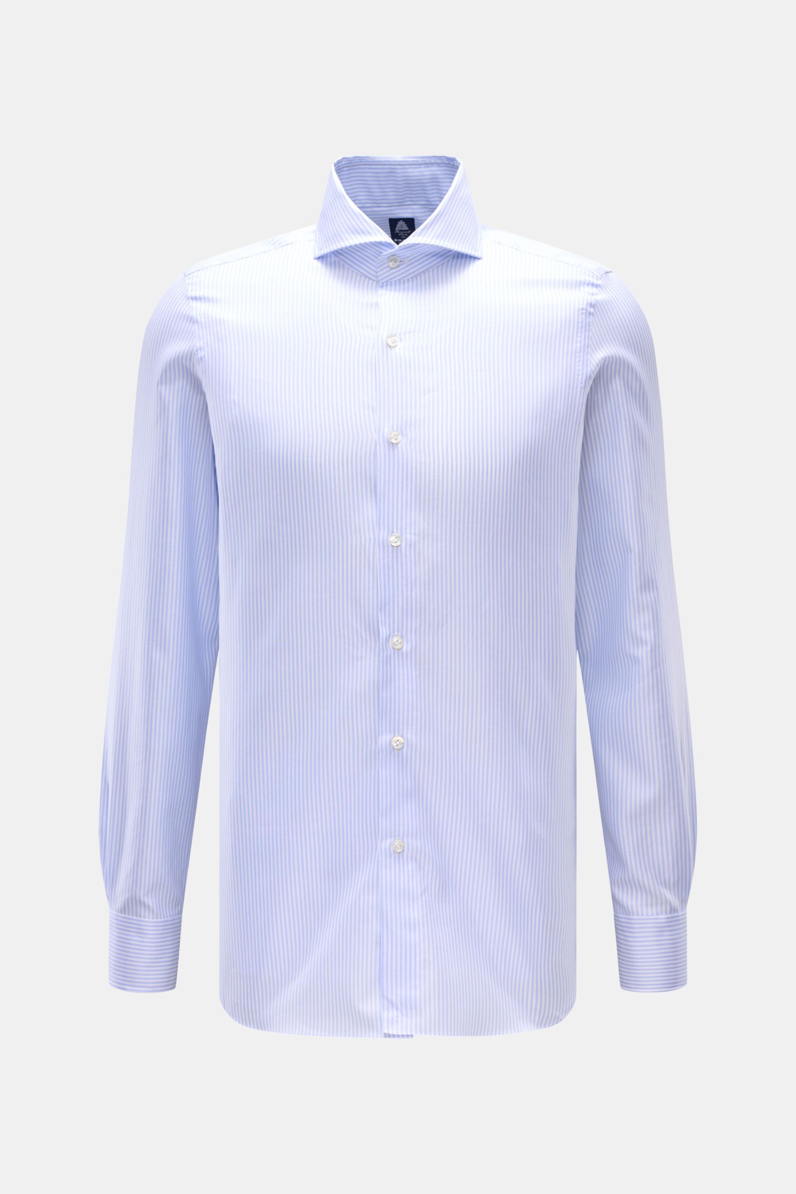 Finamore Business Hemd 'Sergio Napoli' Haifisch-Kragen hellblau/weiß gestreift, slim fit, reine Baumwolle, weicher Griff, feine Webstruktur, extralange Ärmel, Sportmanschette, französische Knopfleiste, gerundeter Saum, frontal fotografiert.