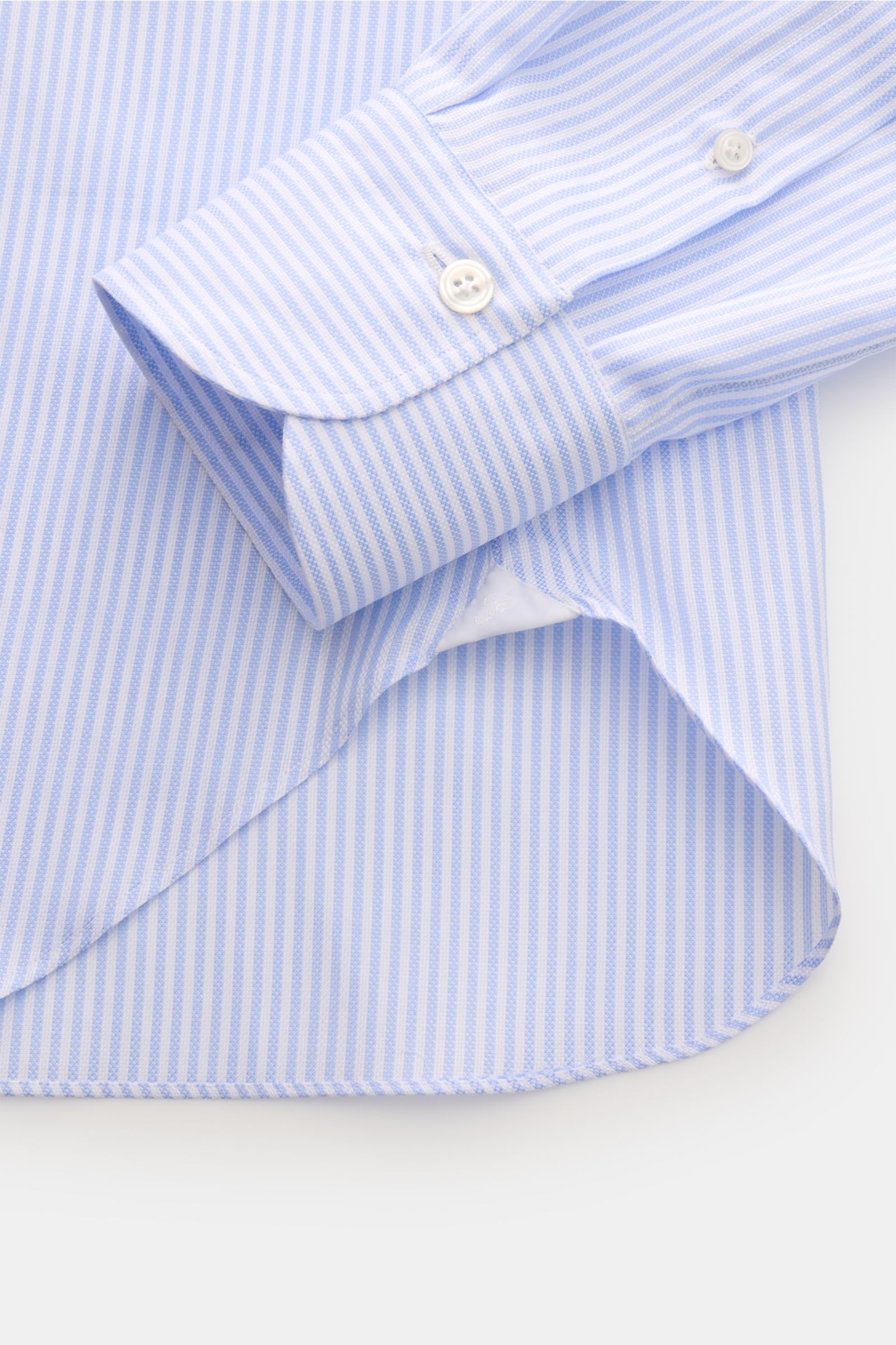 Finamore Business Hemd 'Sergio Napoli' Haifisch-Kragen hellblau/weiß gestreift, Slim Fit, reine Baumwolle, schmale Streifen, Haifisch-Kragen, Sportmanschette, Nahaufnahme Ärmel und Saum.