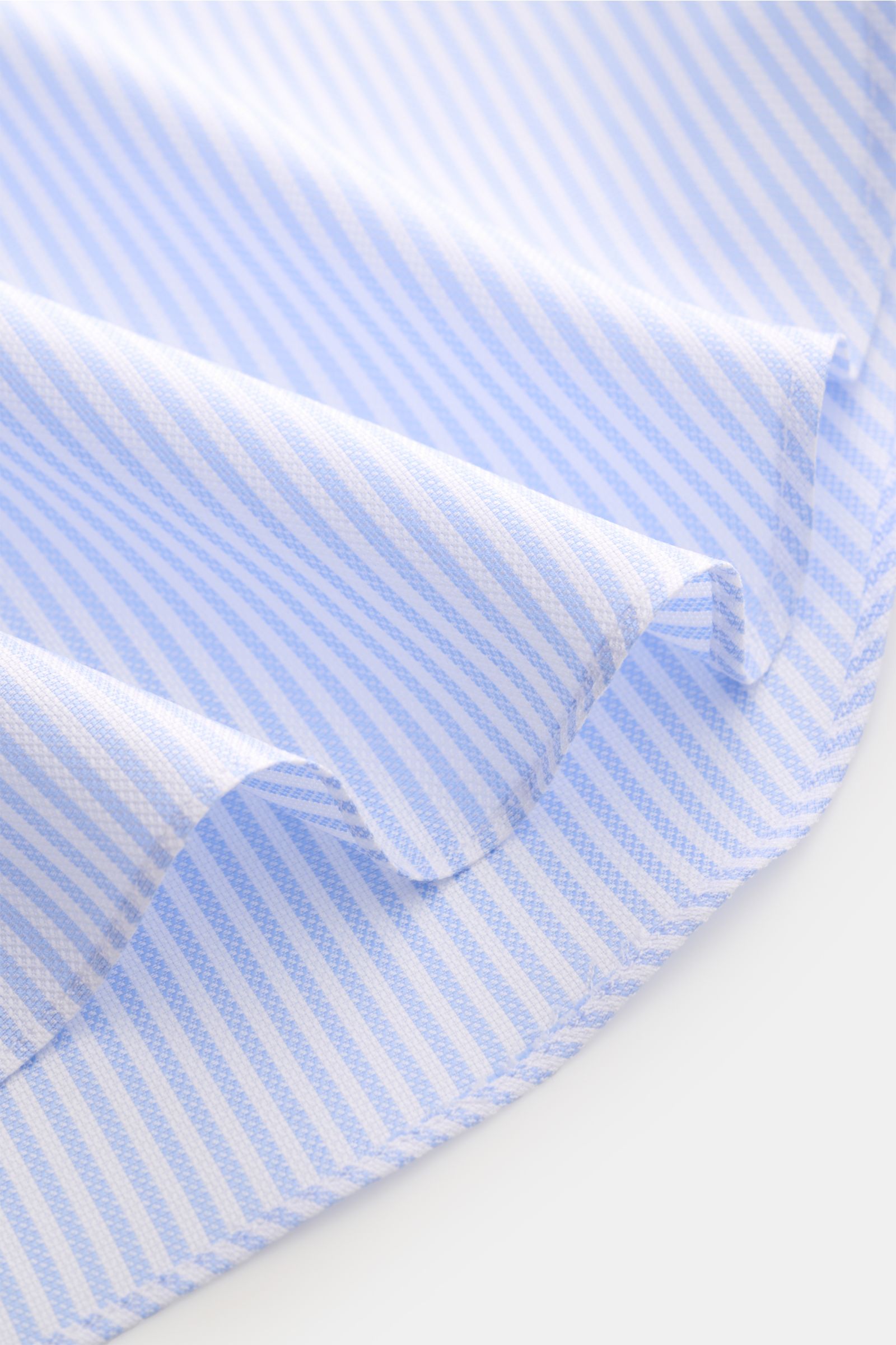 Finamore Business Hemd 'Sergio Napoli' Haifisch-Kragen hellblau/weiß gestreift, Detailaufnahme der feinen Webstruktur und schmalen Streifen aus reiner Baumwolle.