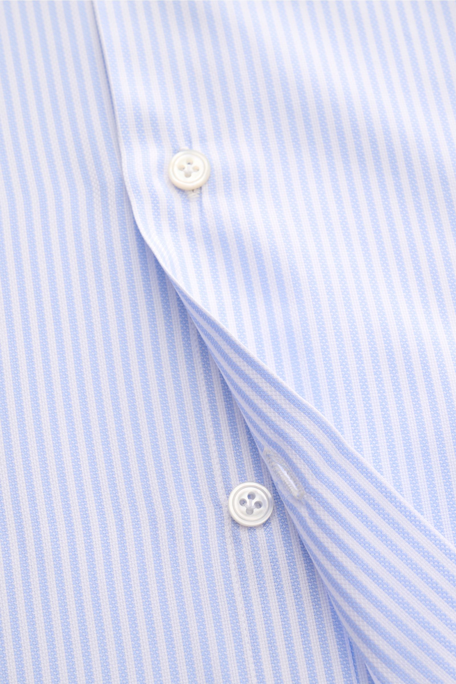 Finamore Business Hemd 'Sergio Napoli' Haifisch-Kragen hellblau/weiß gestreift, Nahaufnahme der Knopfleiste, reine Baumwolle, Slim Fit, feine Webstruktur.