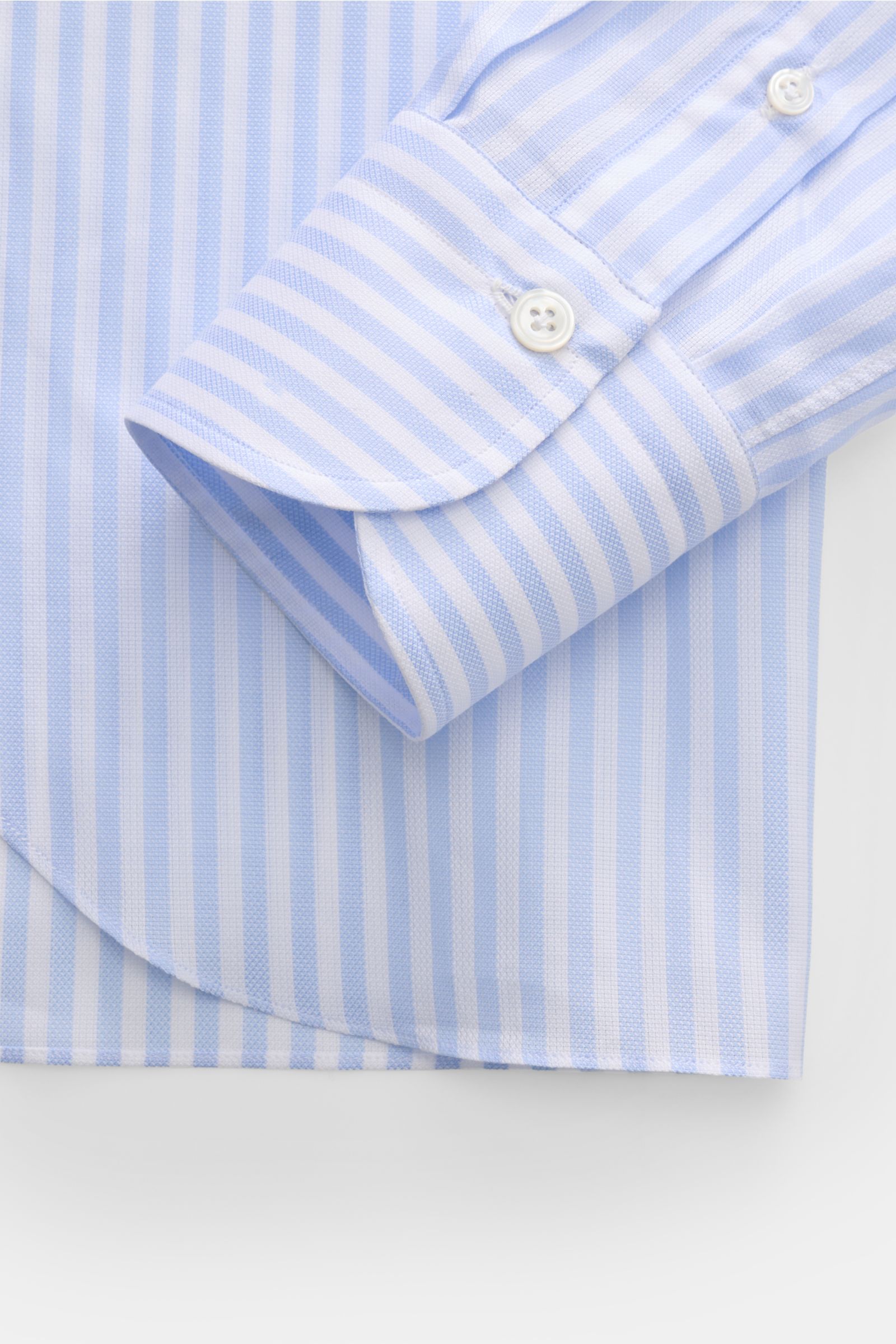 Close-up view of the cuff and sleeve of the Finamore Business shirt 'Sergio Napoli' shark collar light blue/white striped.

A classic by FINAMORE: This business shirt in a striped design features excellent workmanship and timeless elegance.

