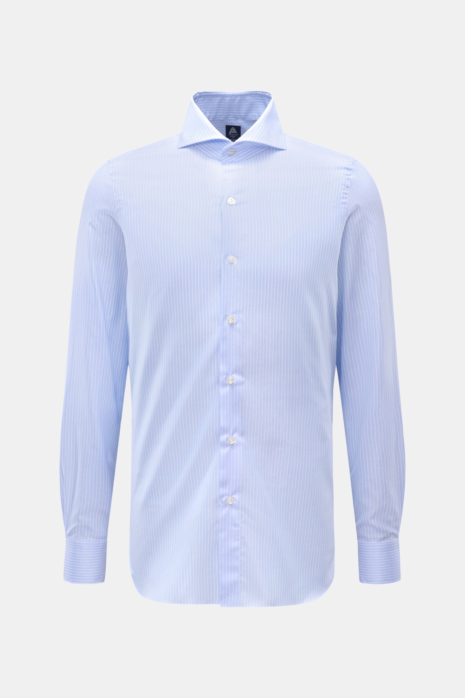 Front view of Finamore Business Hemd 'Sergio Napoli' Haifisch-Kragen pastellblau/weiß gestreift, a slim fit shirt with shark collar and pearl buttons.

Italienisches Design vom Luxuslabel FINAMORE definiert einen exklusiven Business Chic: Ergänzen Sie 