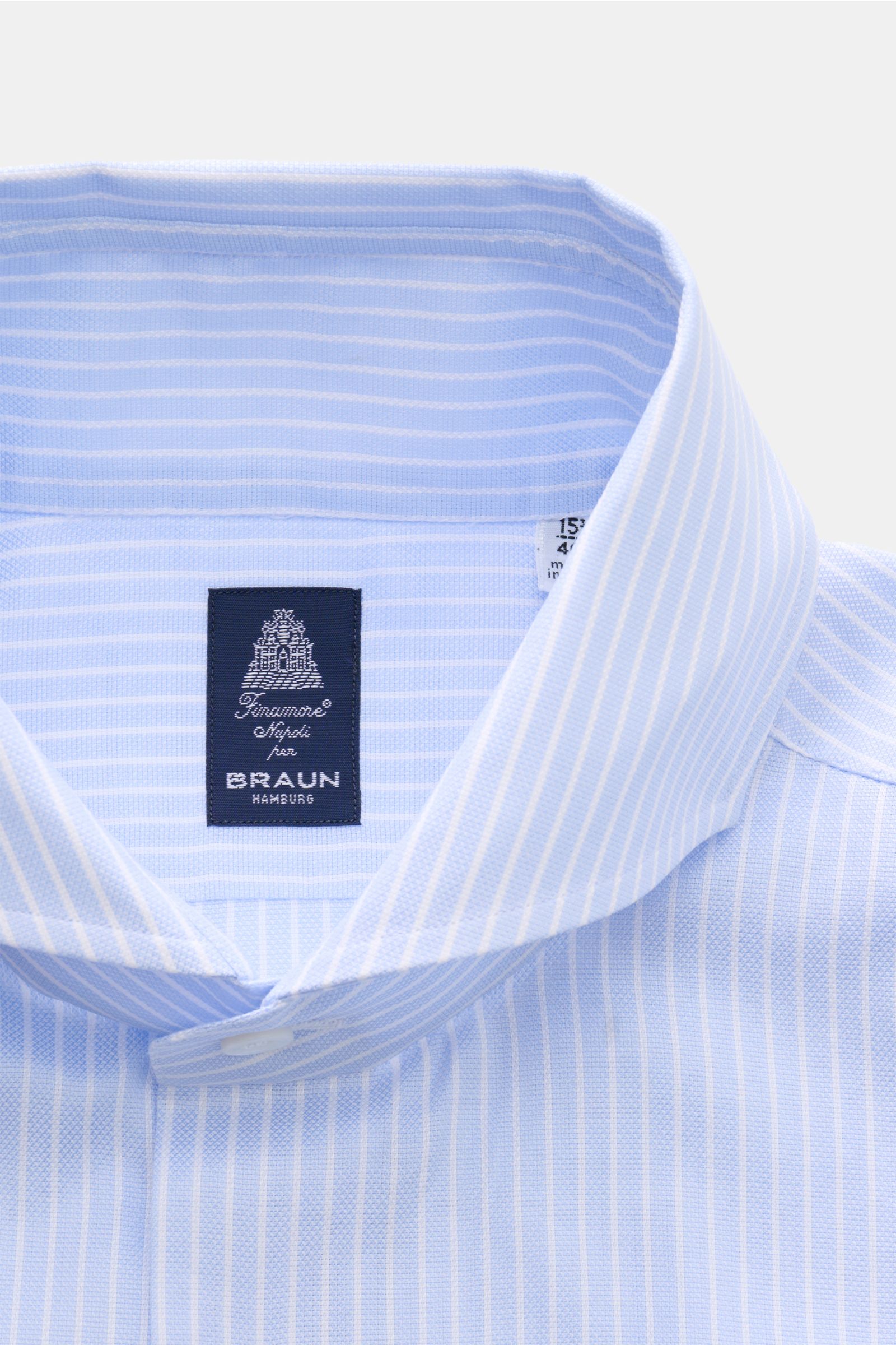 Close-up front view of Finamore Business Hemd 'Sergio Napoli' Haifisch-Kragen pastellblau/weiß gestreift shirt collar, featuring a slim fit, panama cotton fabric, and mother-of-pearl buttons. Italienisches Design vom Luxuslabel FINAMORE definiert einen ex