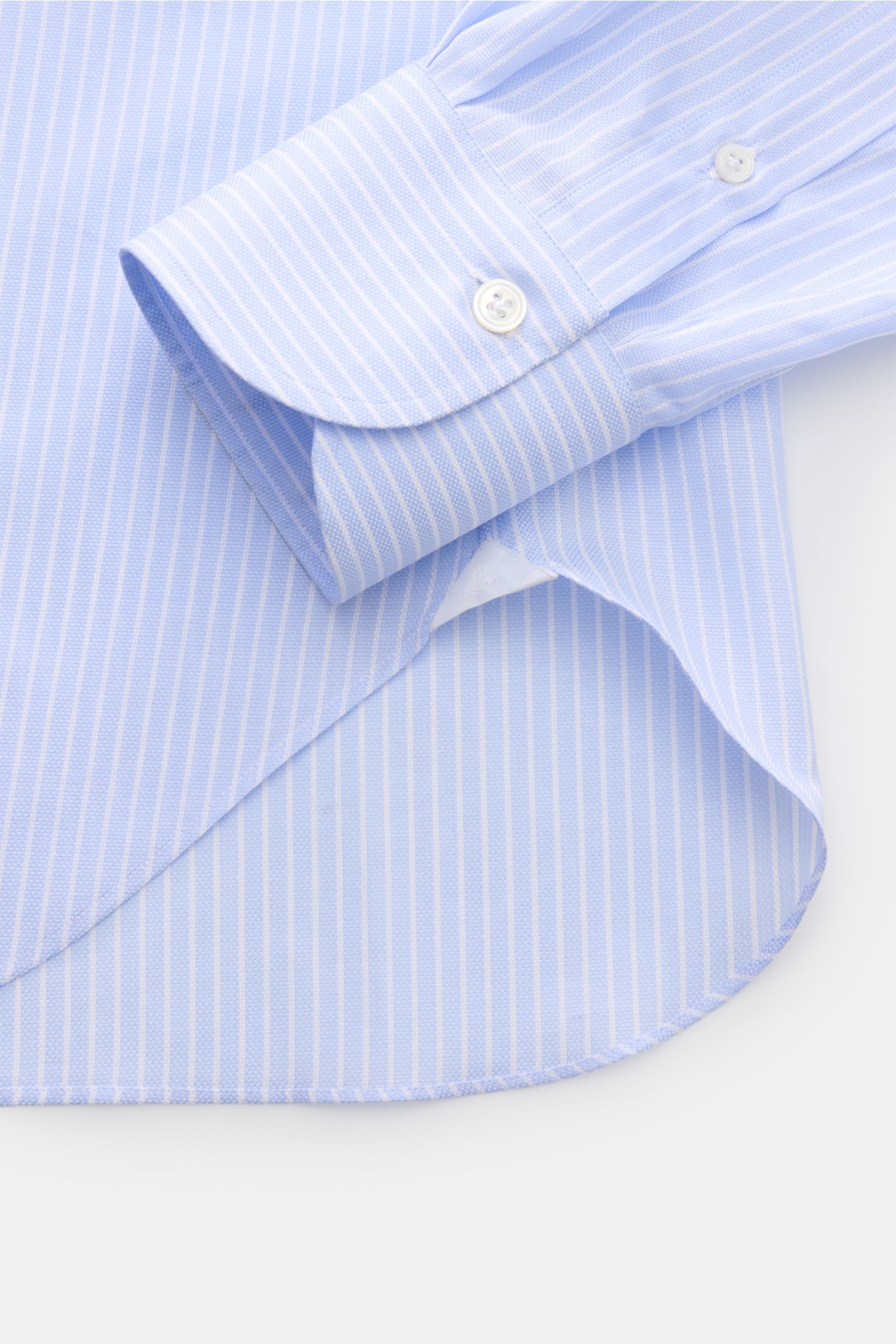 Finamore Business Hemd 'Sergio Napoli' Haifisch-Kragen pastellblau/weiß gestreift shown from a close-up top-side angle, highlighting the cuff and rounded hem. Italienisches Design vom Luxuslabel FINAMORE definiert einen exklusiven Business Chic: Ergänzen 