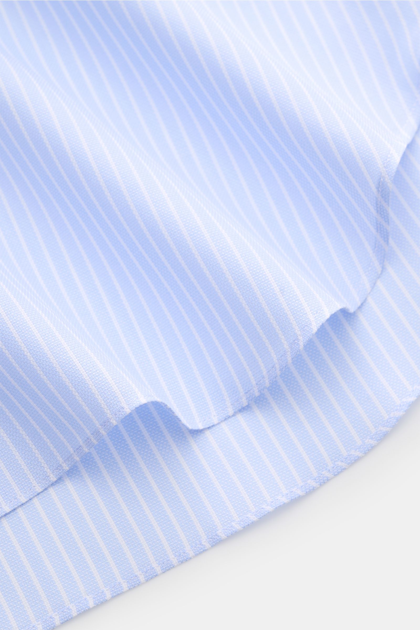 Close-up side view of Finamore Business Hemd 'Sergio Napoli' Haifisch-Kragen pastellblau/weiß gestreift fabric edge showcasing Italian design luxury. Italienisches Design vom Luxuslabel FINAMORE definiert einen exklusiven Business Chic: Ergänzen Sie Ih