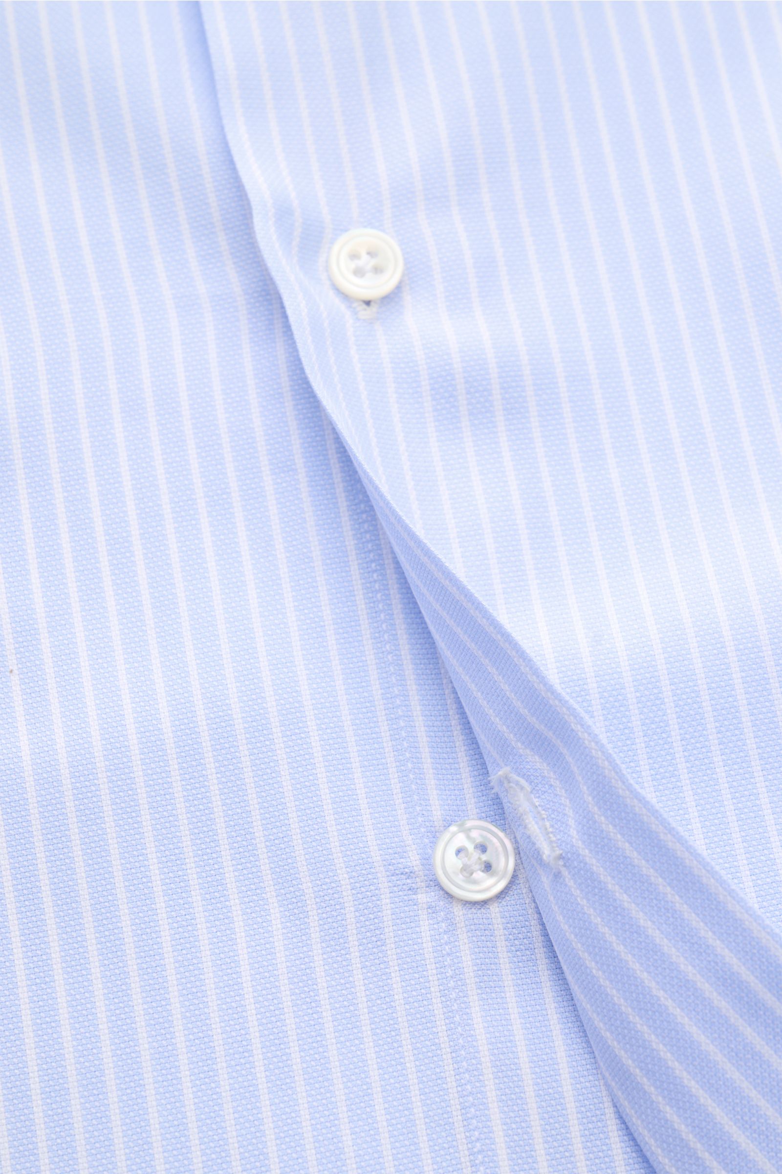 Close-up front view of Finamore Business Hemd 'Sergio Napoli' Haifisch-Kragen pastellblau/weiß gestreift shirt showing fine pastel blue and white stripes, white pearl buttons, and smooth cotton texture. Italienisches Design vom Luxuslabel FINAMORE definie