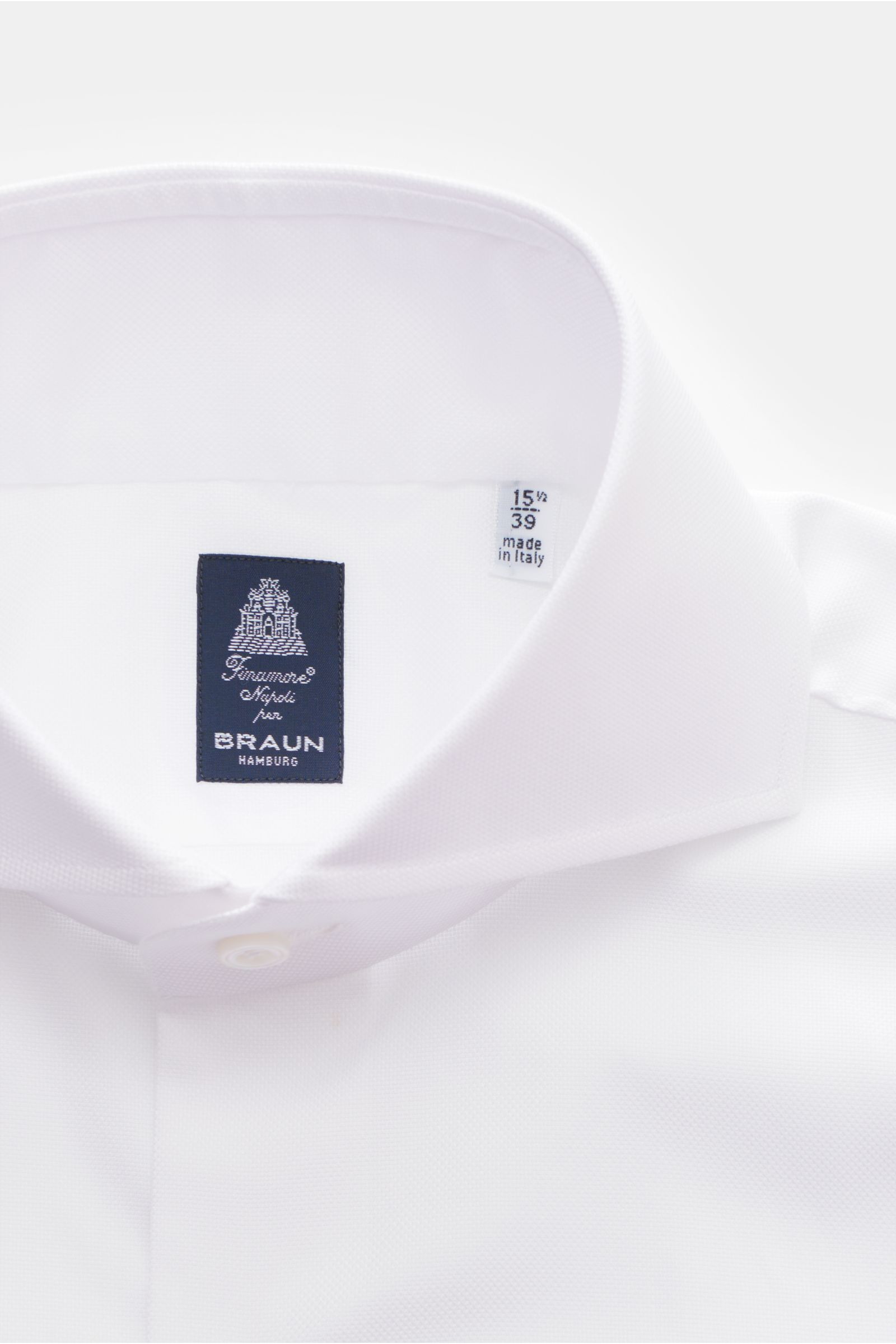 Close-up front view of Finamore Business shirt 'Sergio Napoli' shark collar white, showcasing the collar and label.

A stylish office look: The 'Sergio Napoli' shirt by FINAMORE offers classic design and will become a business essential in your wardrob