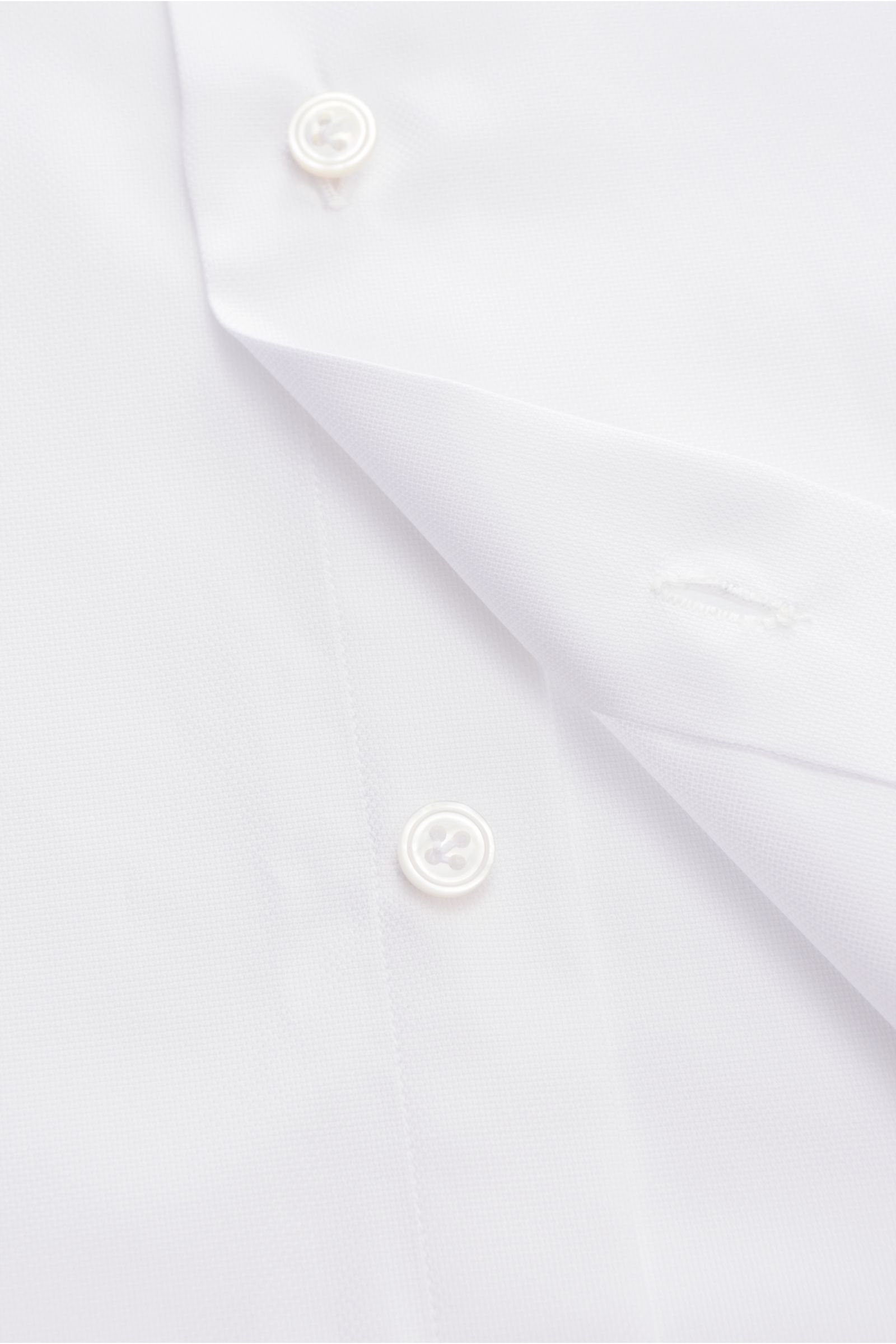 Close-up front view of the Finamore Business shirt 'Sergio Napoli' shark collar white showcasing pure cotton Oxford fabric and French button placket.

A stylish office look: The 'Sergio Napoli' shirt by FINAMORE offers classic design and will become a 
