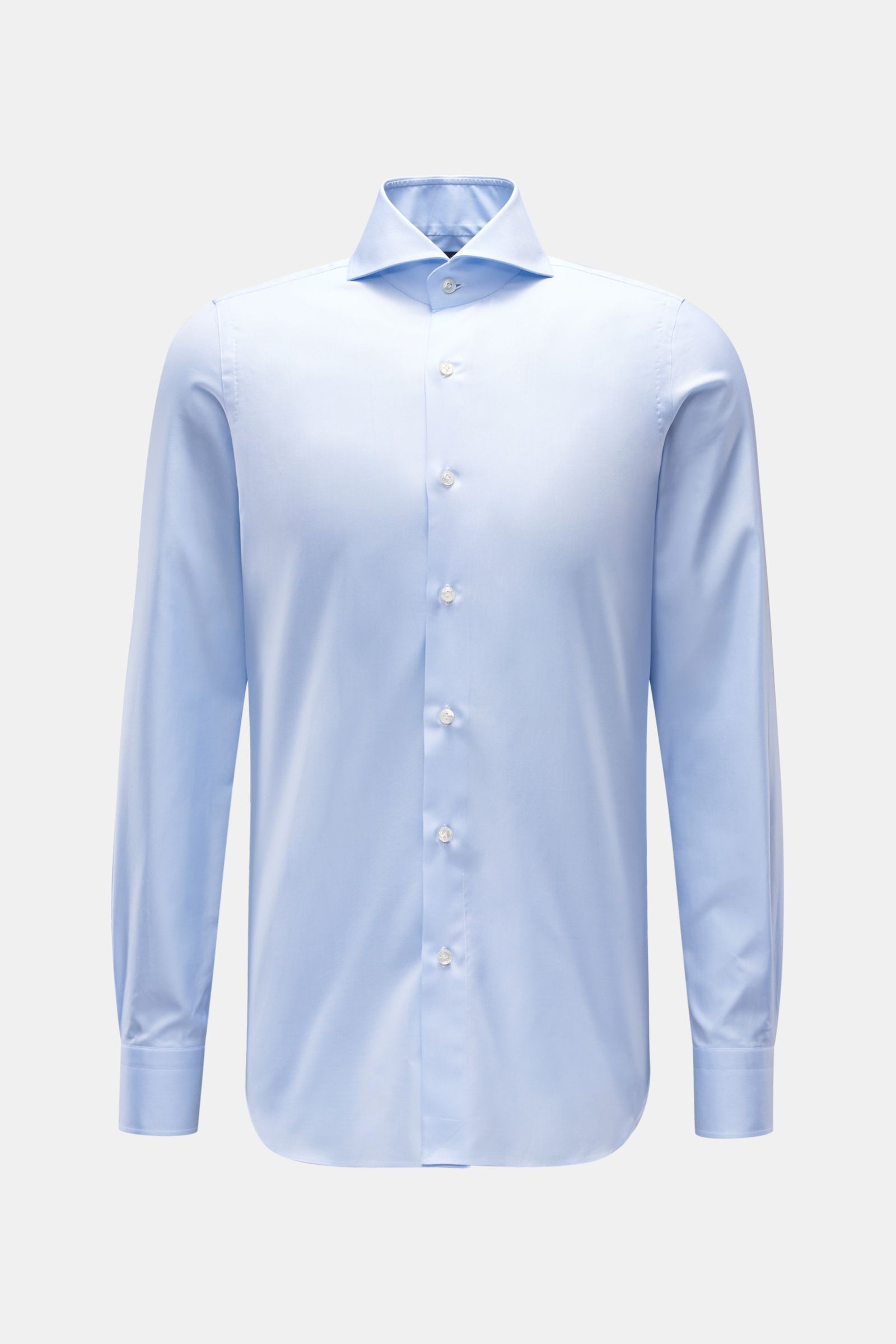 Front view of the Finamore Business Hemd 'Sergio Napoli' Haifisch-Kragen hellblau, a light blue slim fit shirt with shark collar, French placket, classic sport cuffs, and rounded hem.

Stilsicher im Office: Das 'Sergio Napoli' Hemd von FINAMORE überzeu