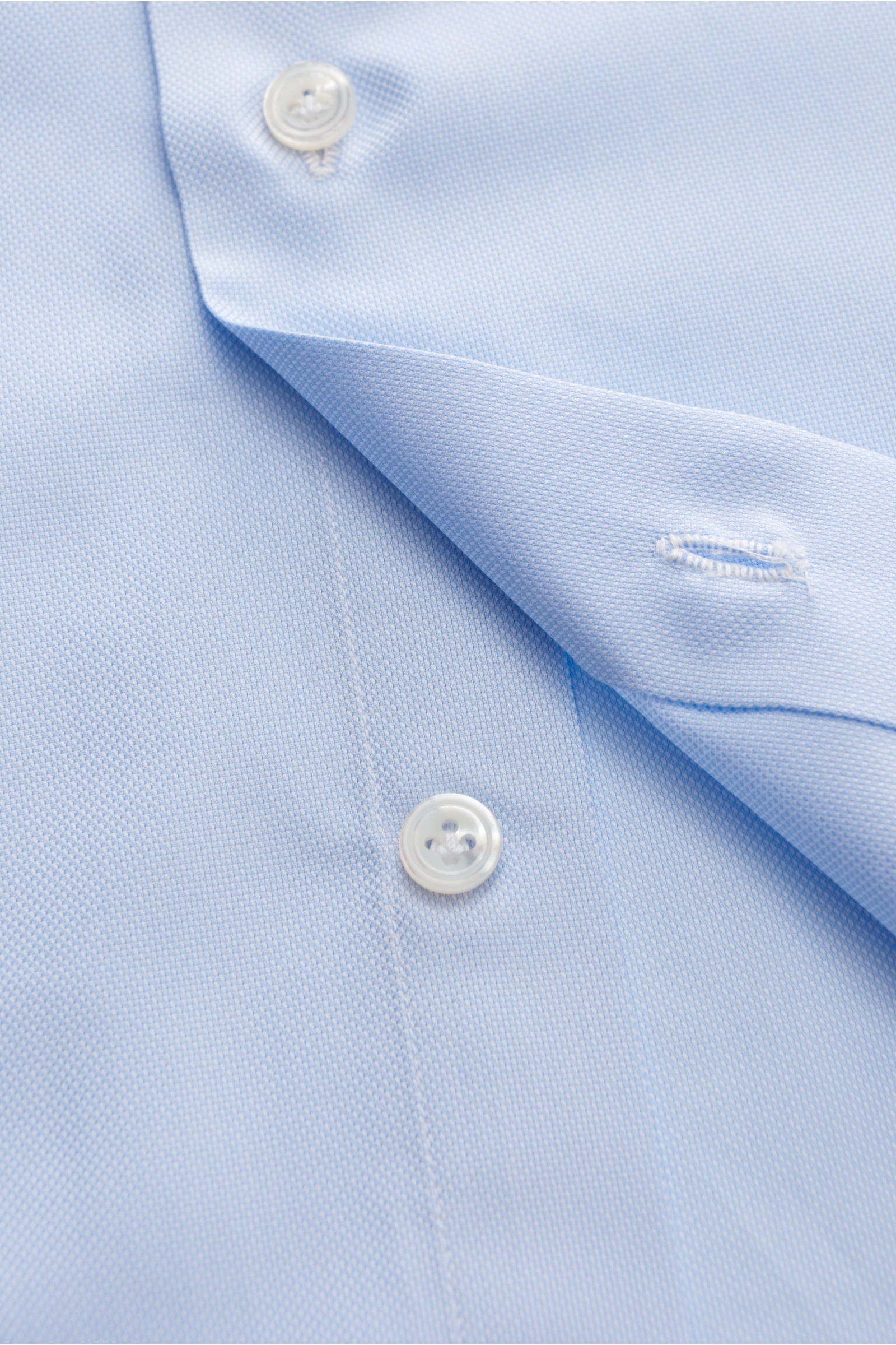 Close-up front view of the light blue Finamore Business Hemd 'Sergio Napoli' Haifisch-Kragen hellblau, showing the textured Oxford cotton fabric, white buttons, and buttonhole details.

Stilsicher im Office: Das 'Sergio Napoli' Hemd von FINAMORE überze