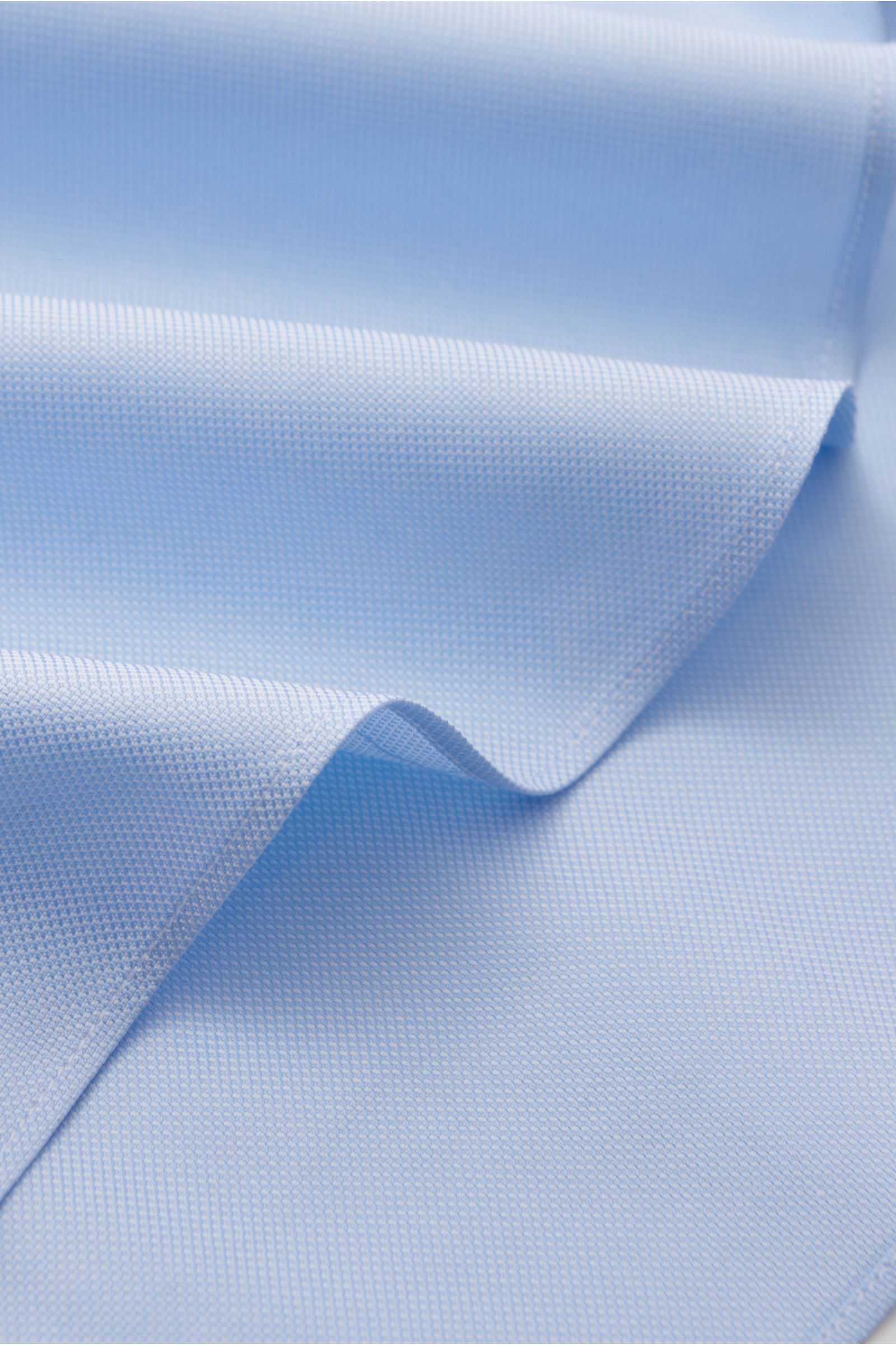 Close-up front view of light blue Oxford fabric showcasing the texture of the Finamore Business Hemd 'Sergio Napoli' Haifisch-Kragen hellblau.

Stilsicher im Office: Das 'Sergio Napoli' Hemd von FINAMORE überzeugt mit seinem klassischen Design und wird