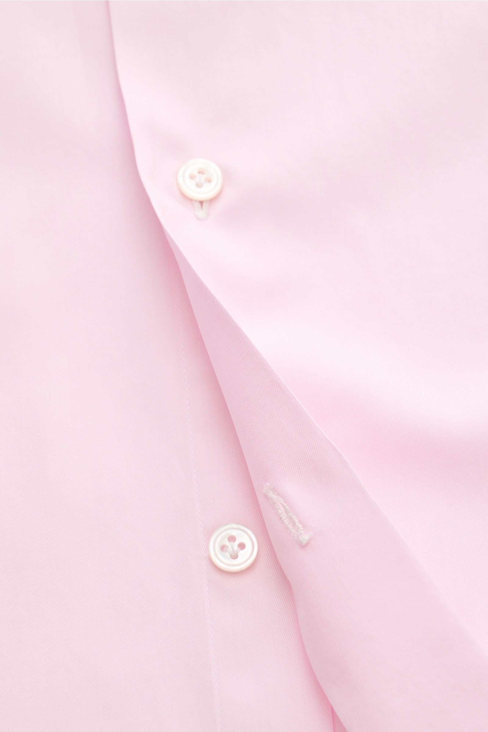 Finamore Business Hemd 'Edoardo Napoli' Haifisch-Kragen rosé, Detailaufnahme der Knopfleiste aus weicher Giza-Baumwolle, Slim Fit, extralange Ärmel.