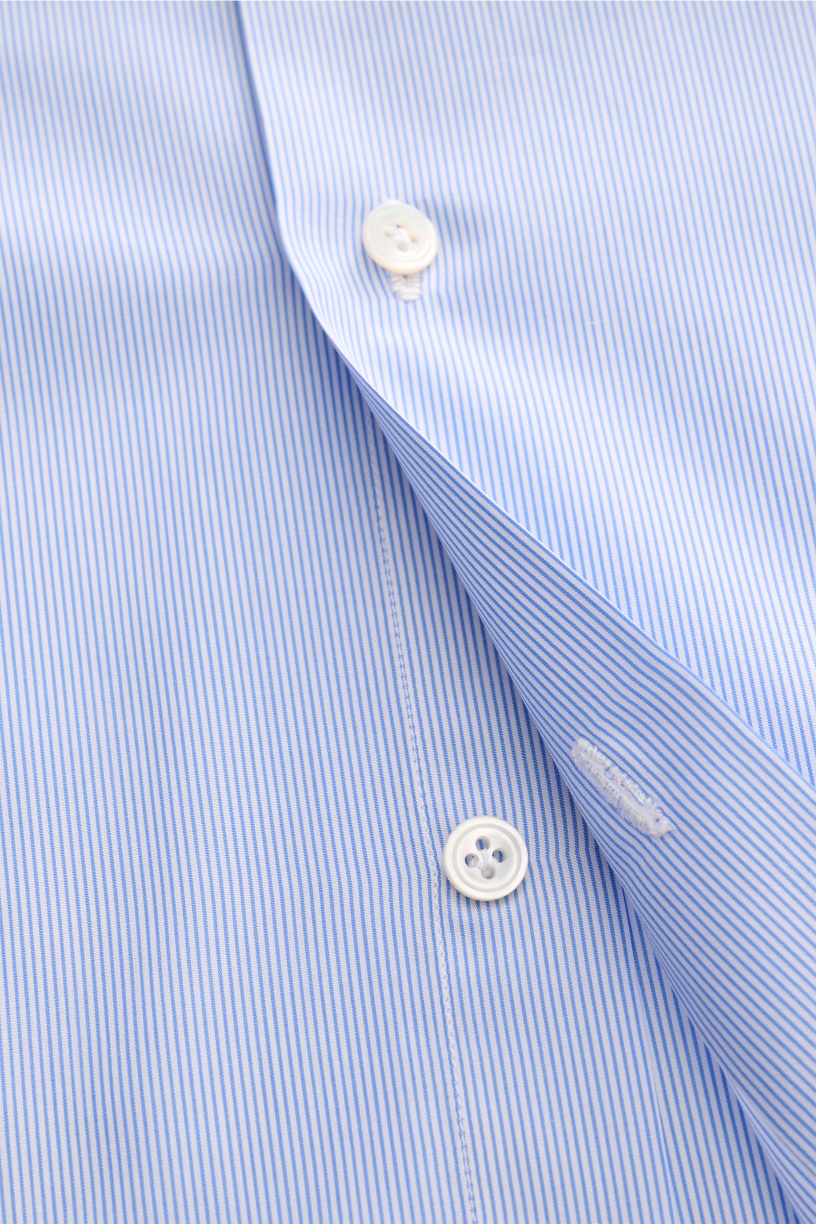 Close-up front view of Finamore Business shirt 'Edoardo Napoli' shark collar blue/white striped, showing fine blue pinstripes and white buttons.

The model 'Edoardo Napoli' from traditional Italian company FINAMORE features a smooth, cool touch and was
