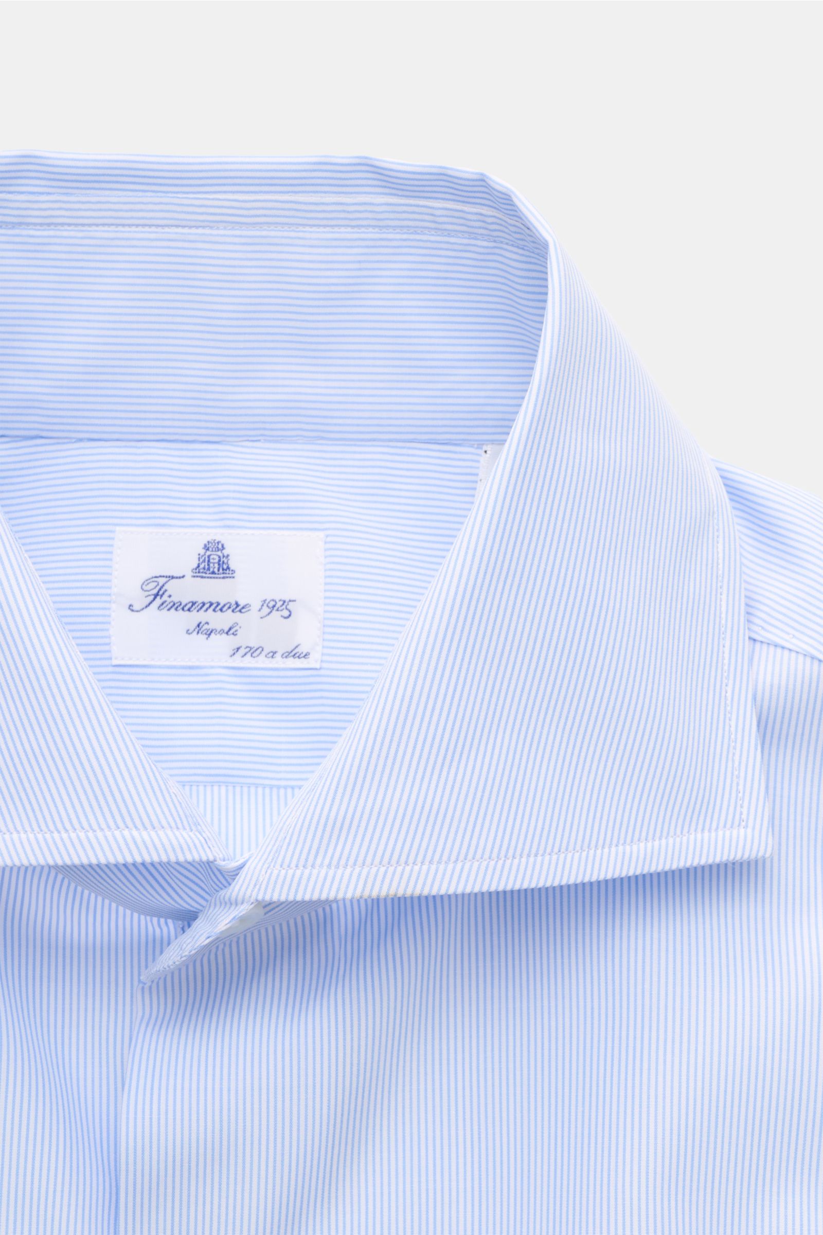 Finamore Business Hemd 'Edoardo Napoli' Haifisch-Kragen hellblau/weiß gestreift, Detailaufnahme von oben, glatter Griff, Slim Fit, ägyptische Giza Baumwolle.