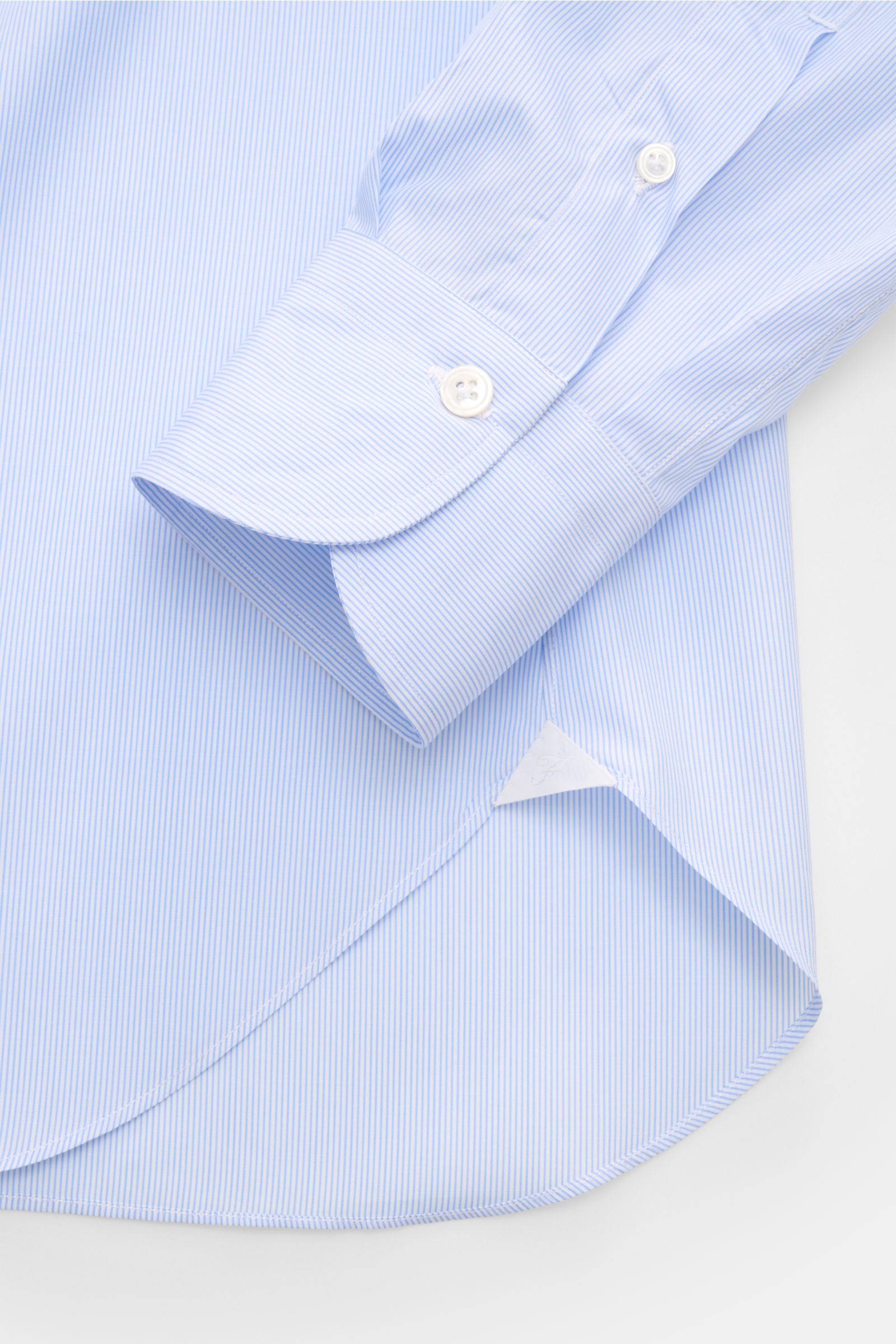 Finamore Business Hemd 'Edoardo Napoli' Haifisch-Kragen hellblau/weiß gestreift, Detailaufnahme von Ärmelsaum mit klassischer Sportmanschette, Slim Fit, glatter Griff, ägyptische Giza Baumwolle.
