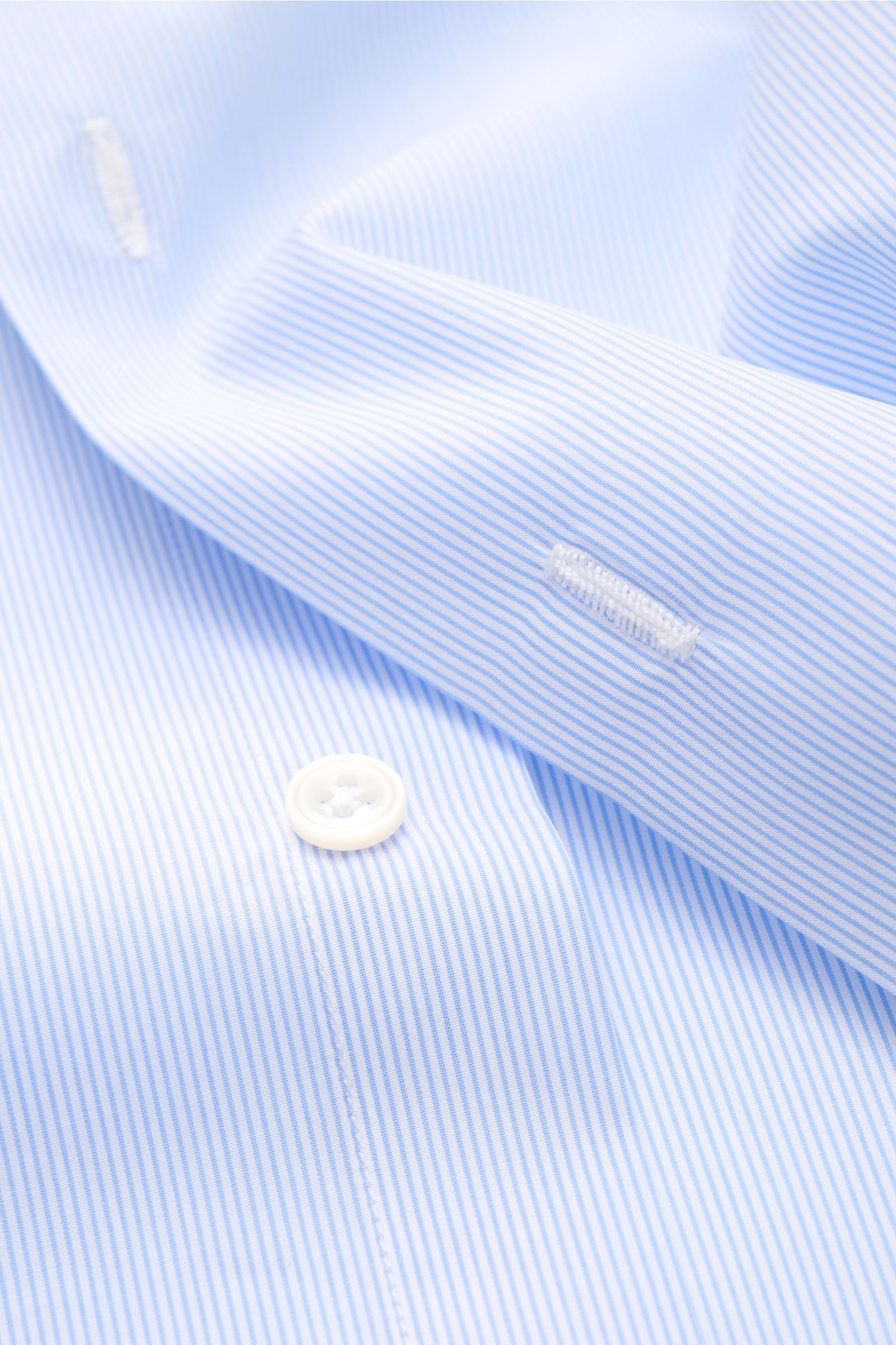 Finamore Business Hemd 'Edoardo Napoli' Haifisch-Kragen hellblau/weiß gestreift, Detailaufnahme von Ärmel, Knopf und feinem Pinpoint-Gewebe.