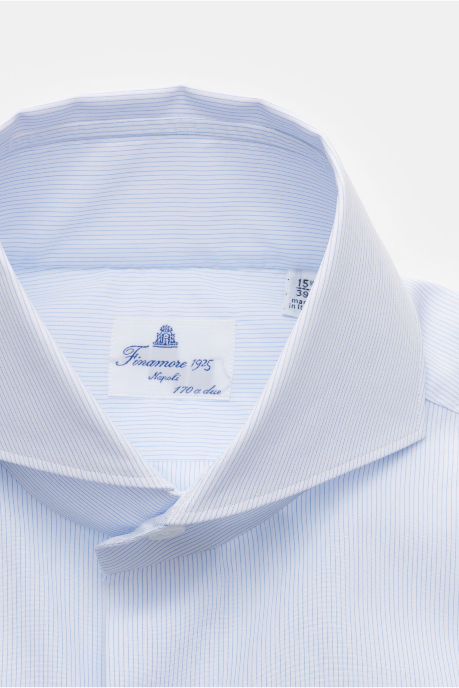 Finamore Business Hemd 'Sergio Milano' Haifisch-Kragen hellblau/weiß gestreift, 170 a due Giza-Baumwolle, Popeline, Extra Slim Fit, glatter Griff, französische Knopfleiste, Sportmanschette, gerundeter Saum, Nahaufnahme von oben.