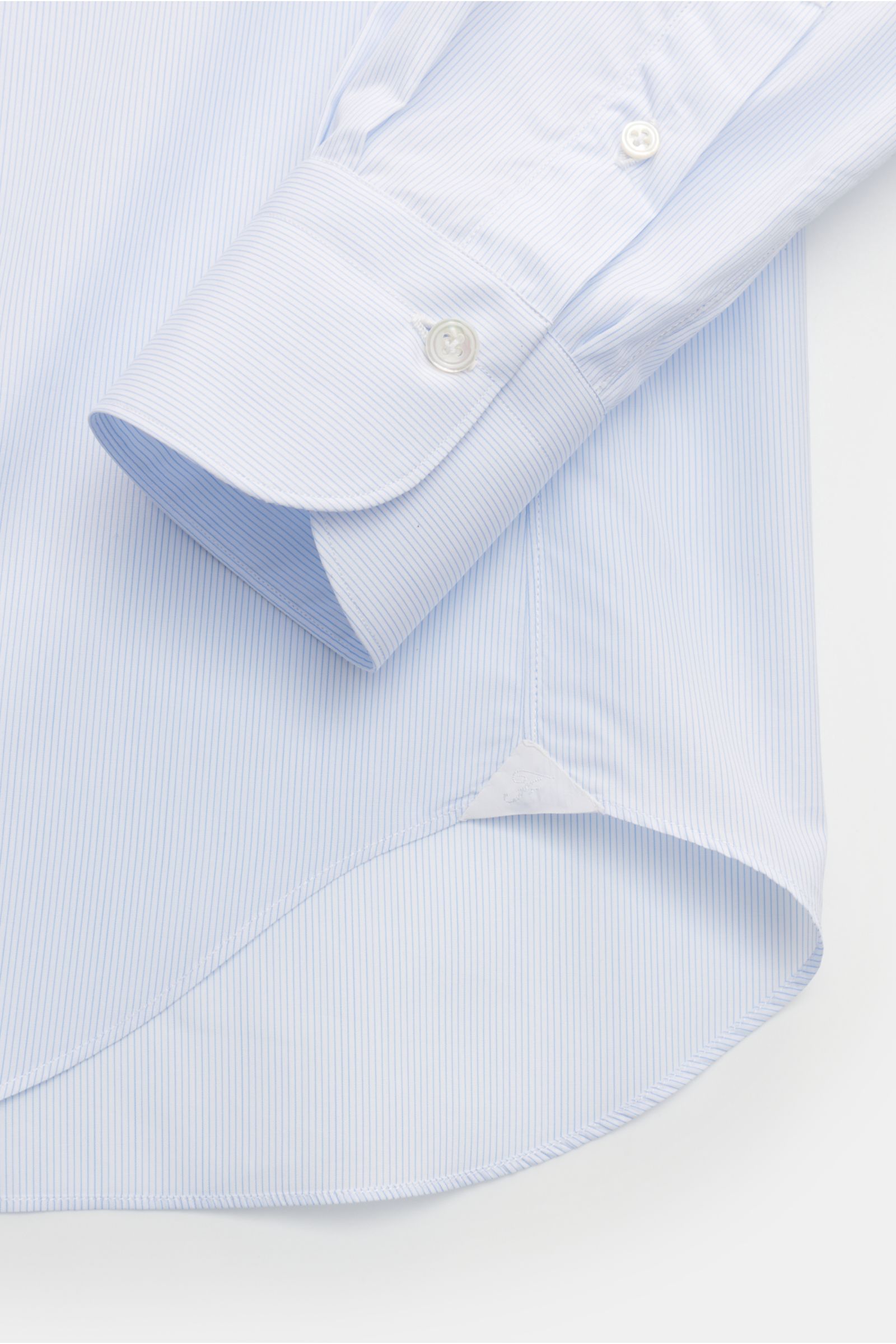 Finamore Business Hemd 'Sergio Milano' Haifisch-Kragen hellblau/weiß gestreift, Detailaufnahme Manschette und gerundeter Saum, Popeline Giza-Baumwolle, Extra Slim Fit.