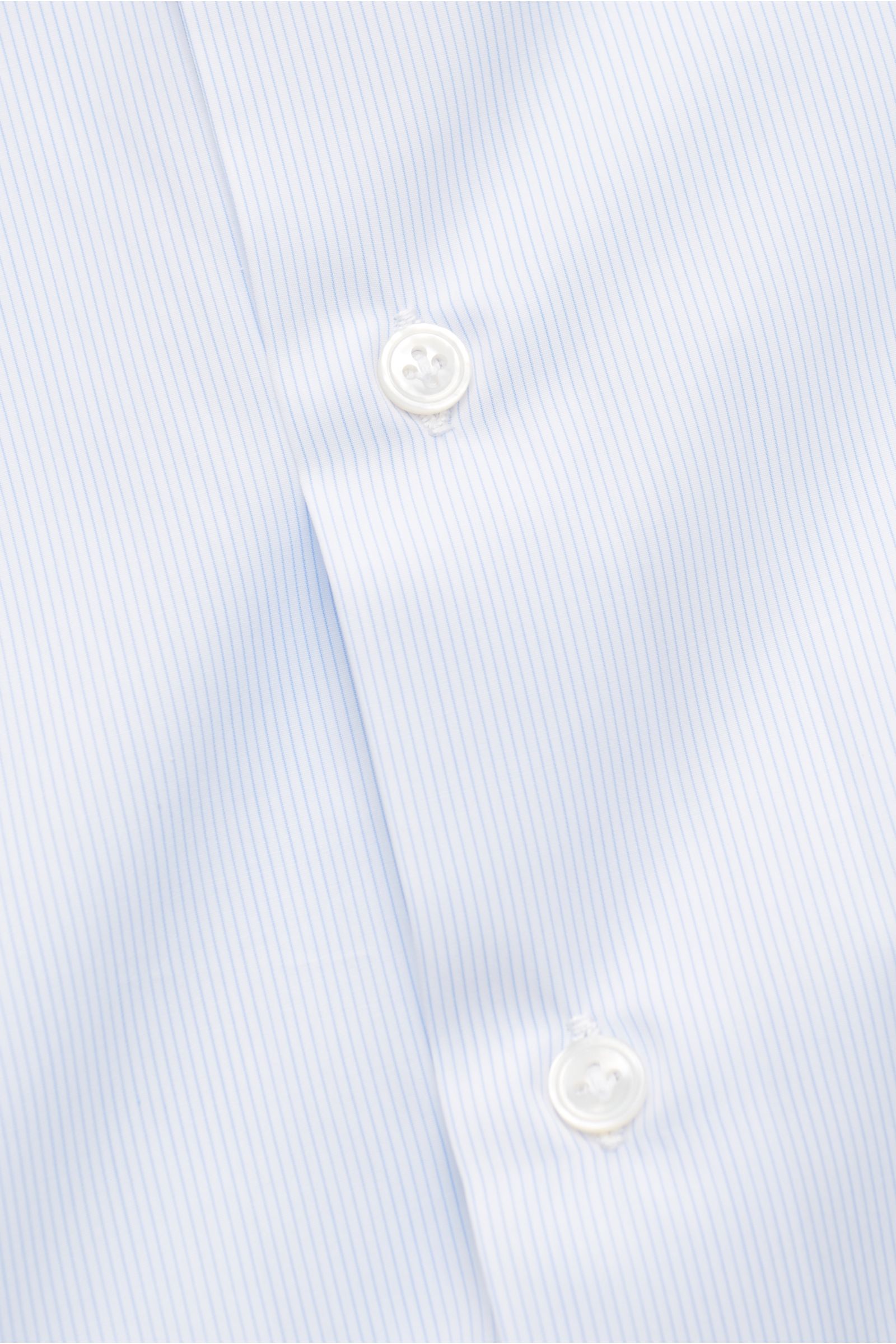Finamore Business Hemd 'Sergio Milano' Haifisch-Kragen hellblau/weiß gestreift, Detailaufnahme der französischen Knopfleiste aus weicher Giza-Baumwolle.