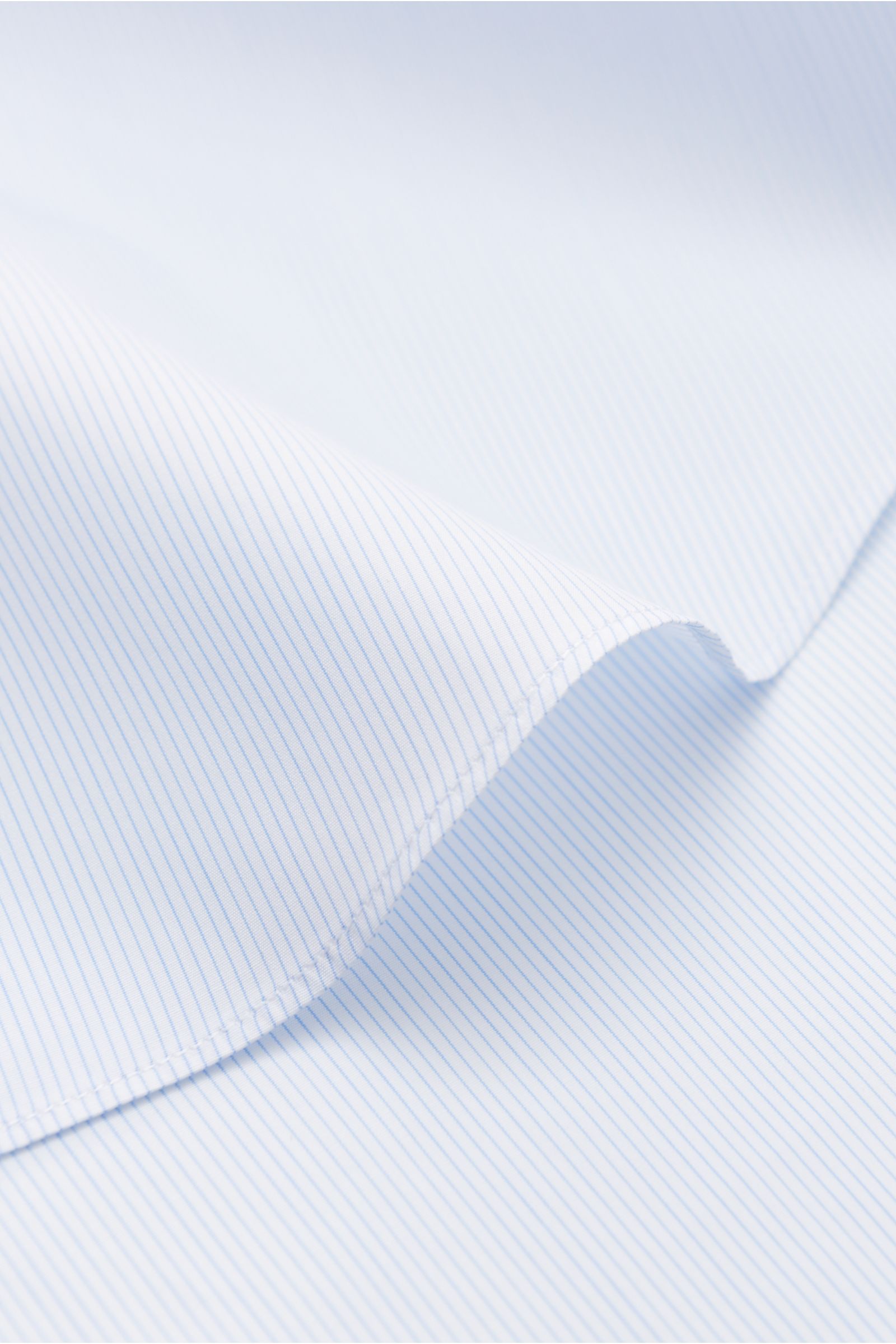 Finamore Business Hemd 'Sergio Milano' Haifisch-Kragen hellblau/weiß gestreift, Detailaufnahme der weichen Giza-Baumwolle mit feinem Streifen-Design und gerundetem Saum.