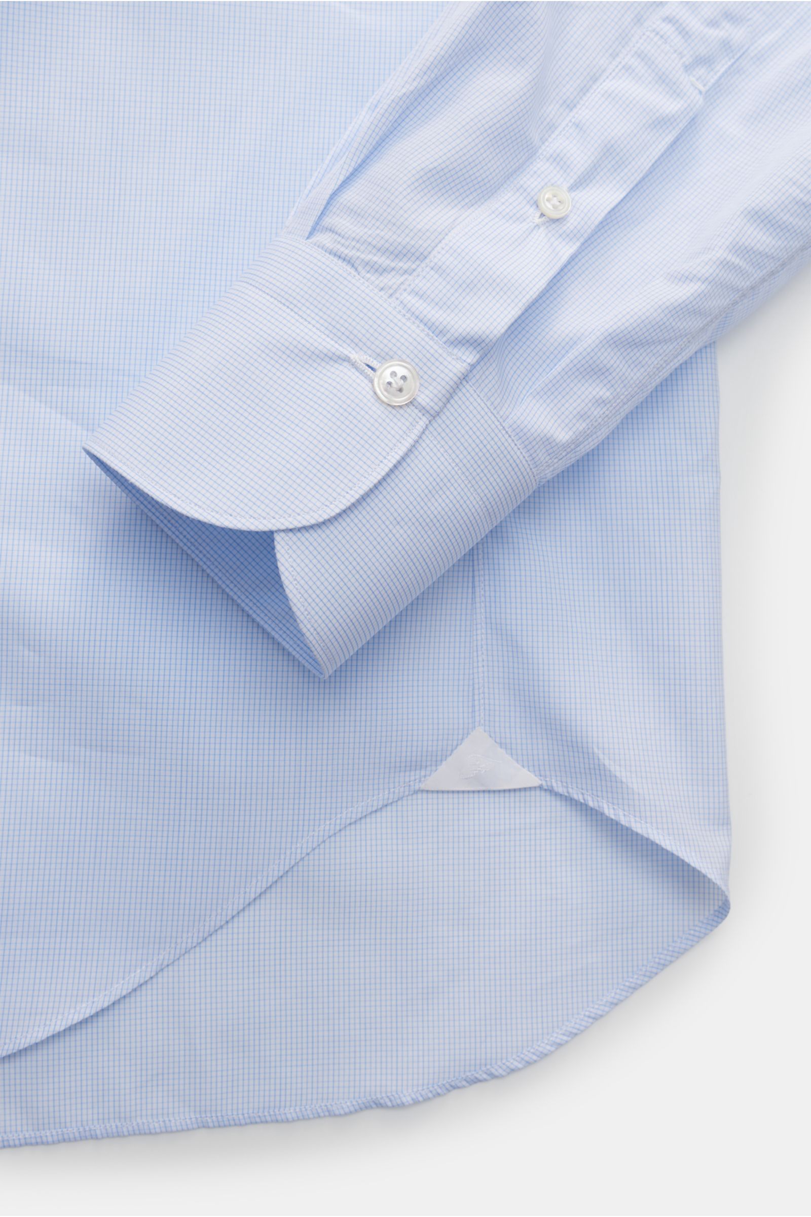 Finamore Business Hemd 'Sergio Milano' Haifisch-Kragen hellblau/weiß kariert shown close-up from above, highlighting cuff and hem. Mit dem Hemd 'Sergio Milano' aus der 170 a due-Linie von FINAMORE in exklusiver, weicher Giza-Baumwolle mit zahlreichen h